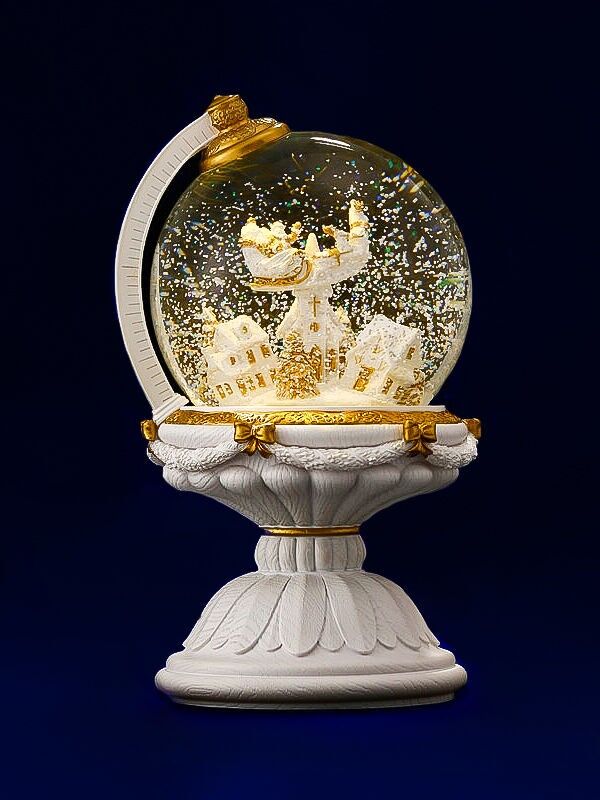 La boule à neige de Noël en forme de globe avec tempête de neige automatique et illuminations.