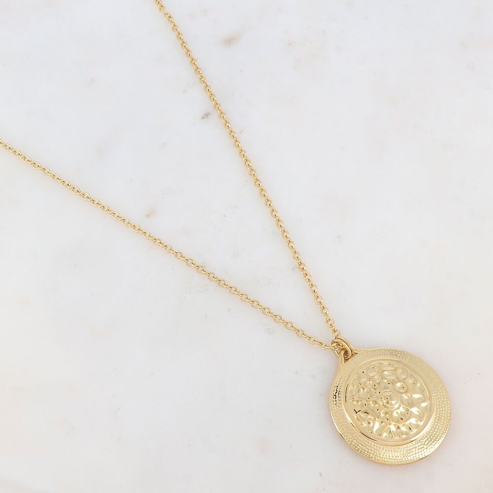 Necklace with hammered round pendant