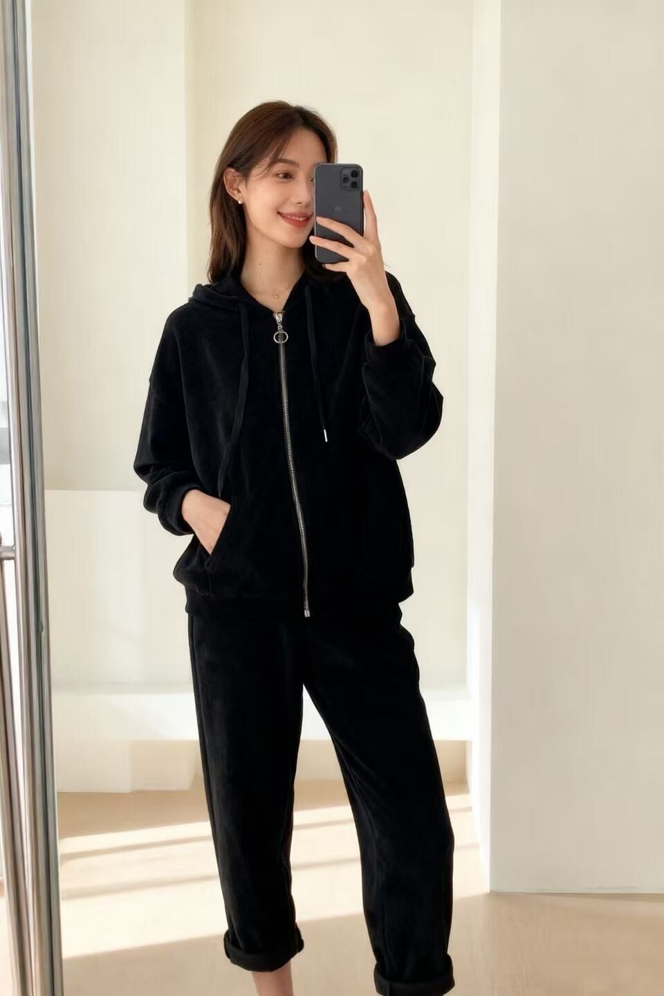 Conjunto de chaqueta y pantalón con capucha y cremallera, con bolsillos.