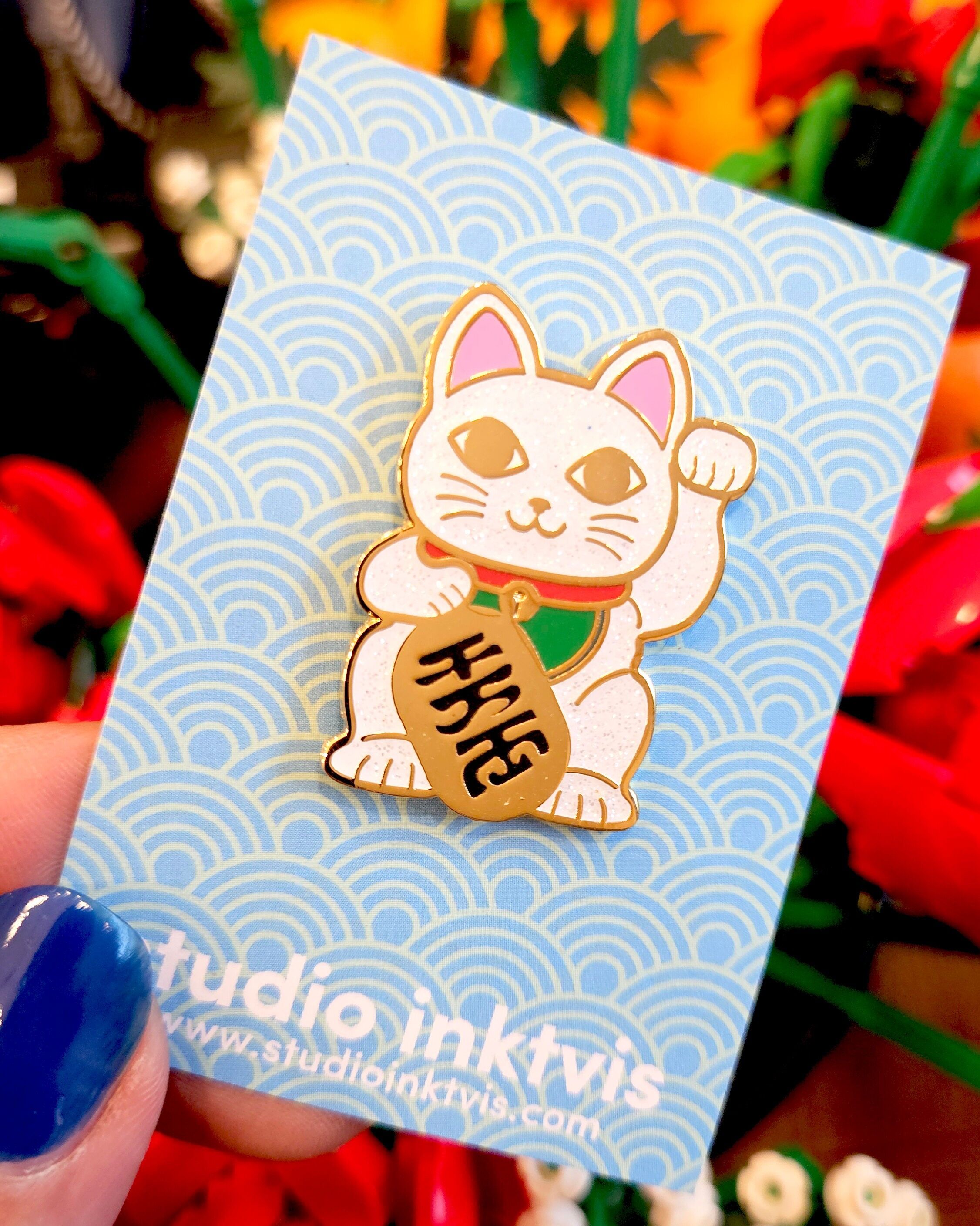 Maneki Neko Emaille-Anstecknadel, weiße Glückskatze