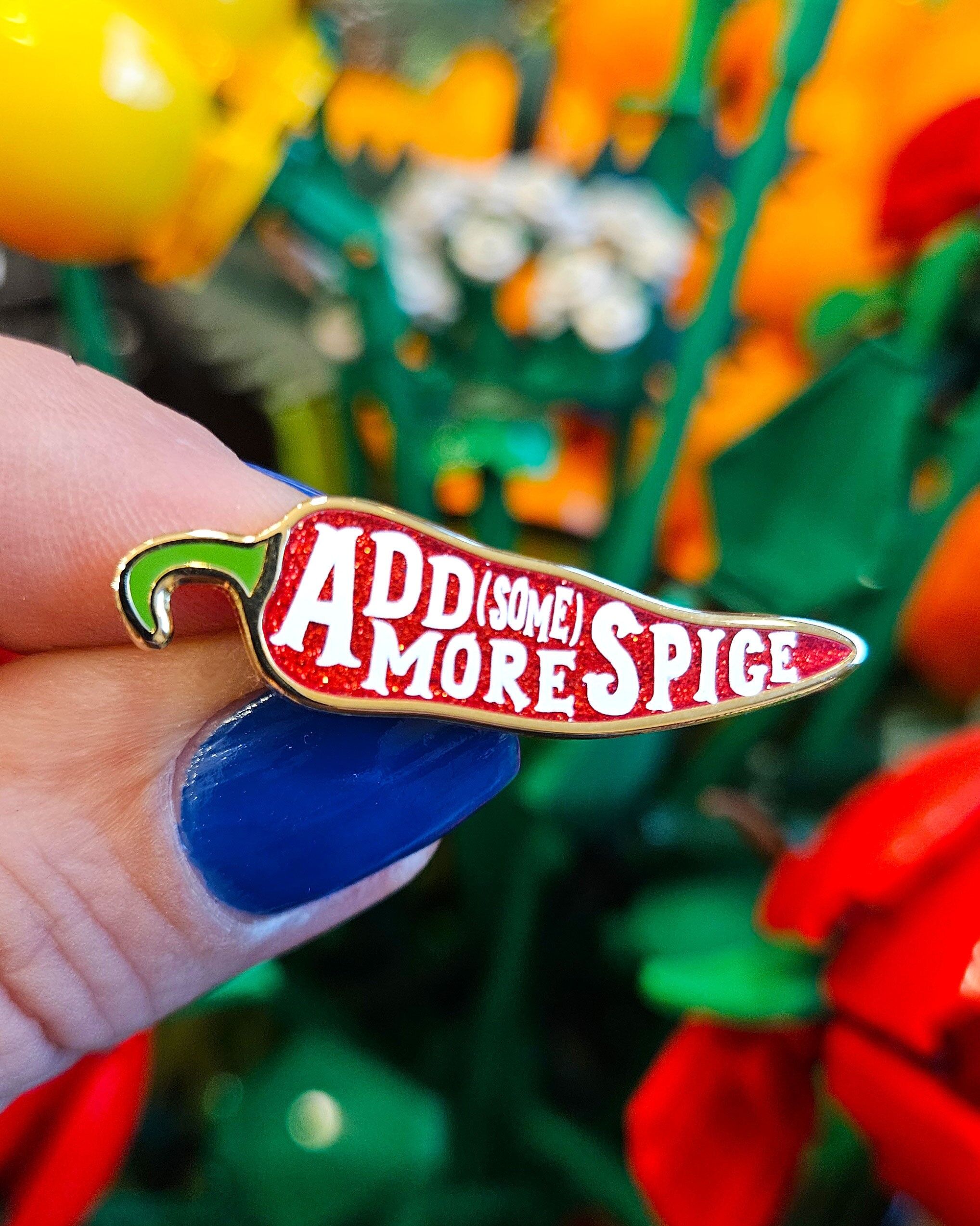 Pfeffer-Emaille-Anstecknadel. Füge noch etwas Würze hinzu.