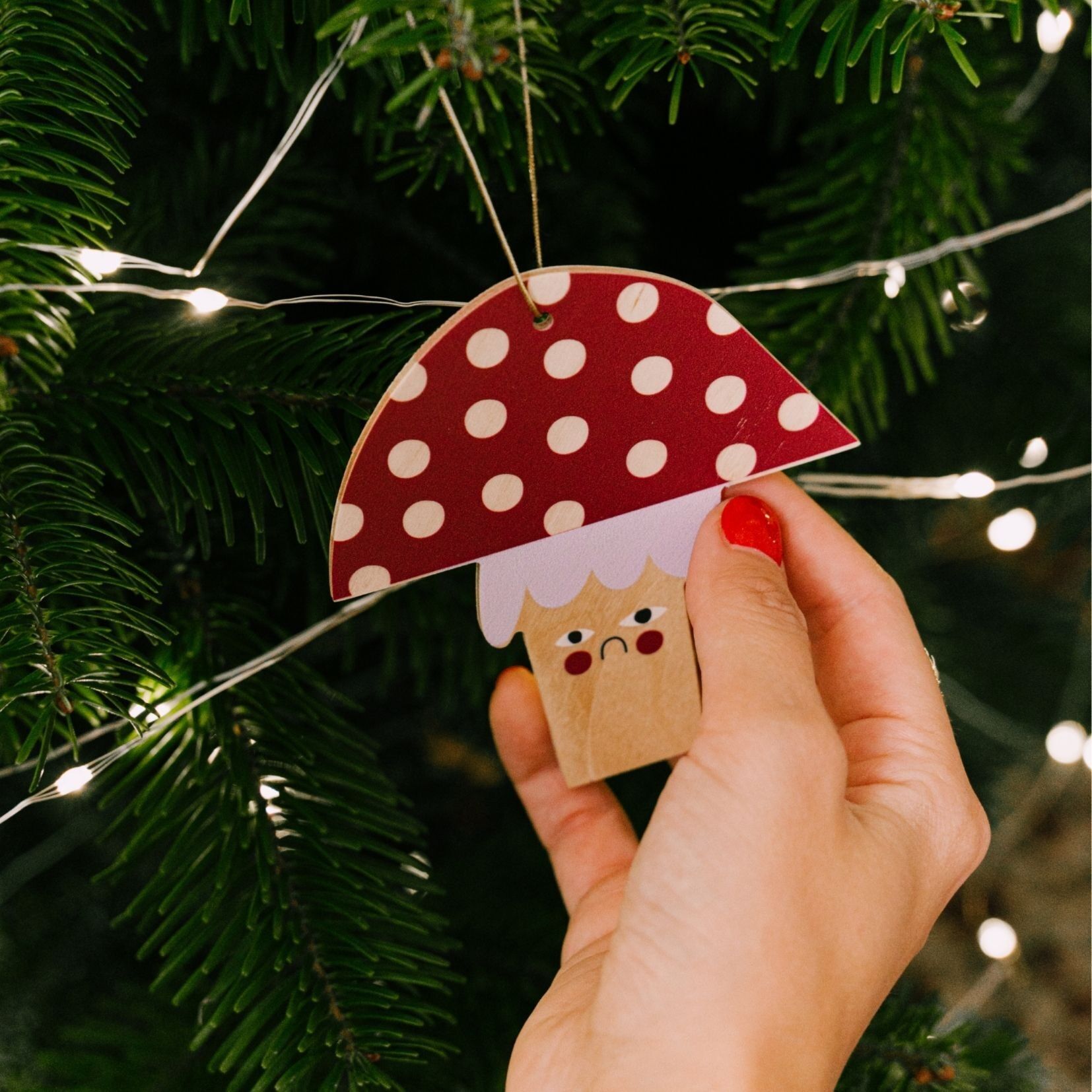 Decorazione a forma di fungo per appendere l'albero di Natale, tradizionale ornamento festivo