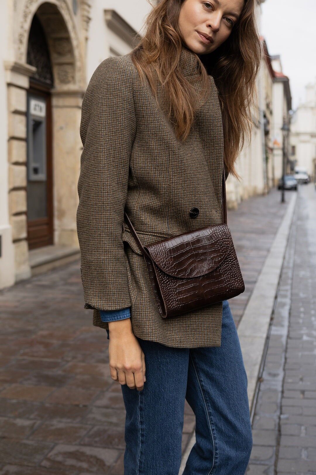 Borsa a tracolla in pelle fatta a mano - Patty - Borsa da postino minimalista color cioccolato e coccodrillo