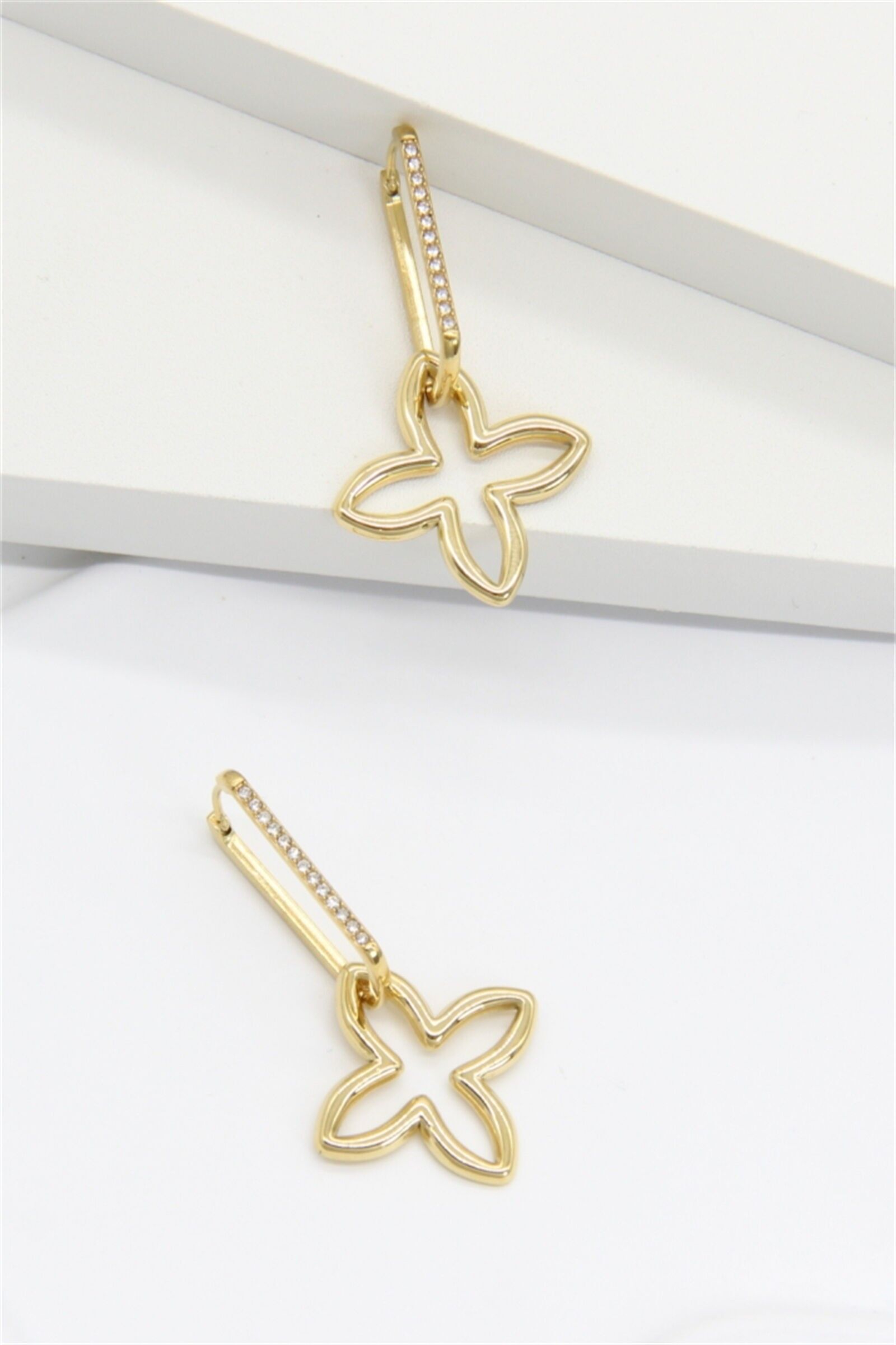 Goldfarbene Edelstahl-Schmetterlingsohrringe mit durchbrochenem Design