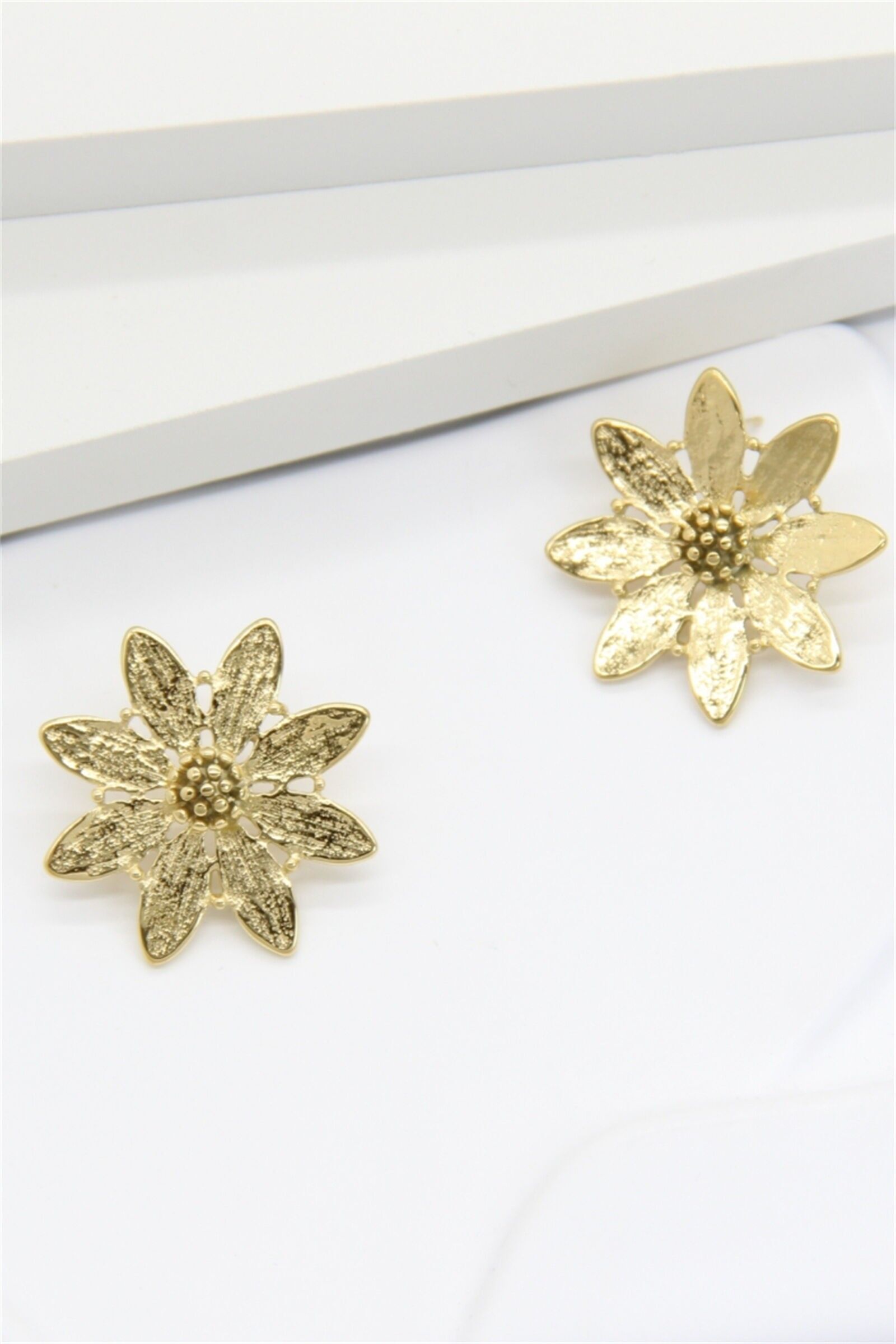 Goldene Blumenohrringe aus Edelstahl