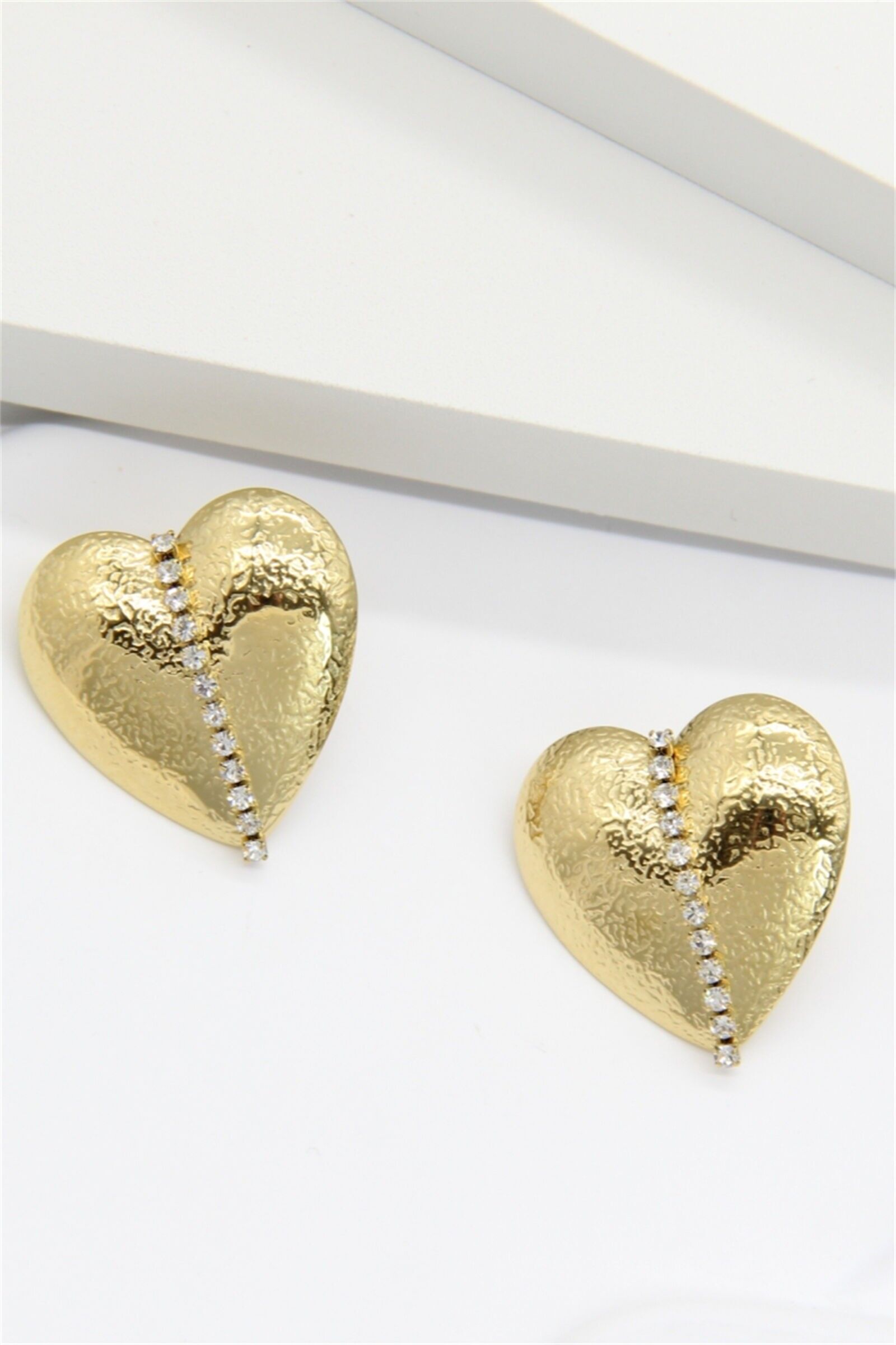 Gehämmertes Goldherz-Ohrring mit Strasssteinen – Funkelnde Liebe und Glamour