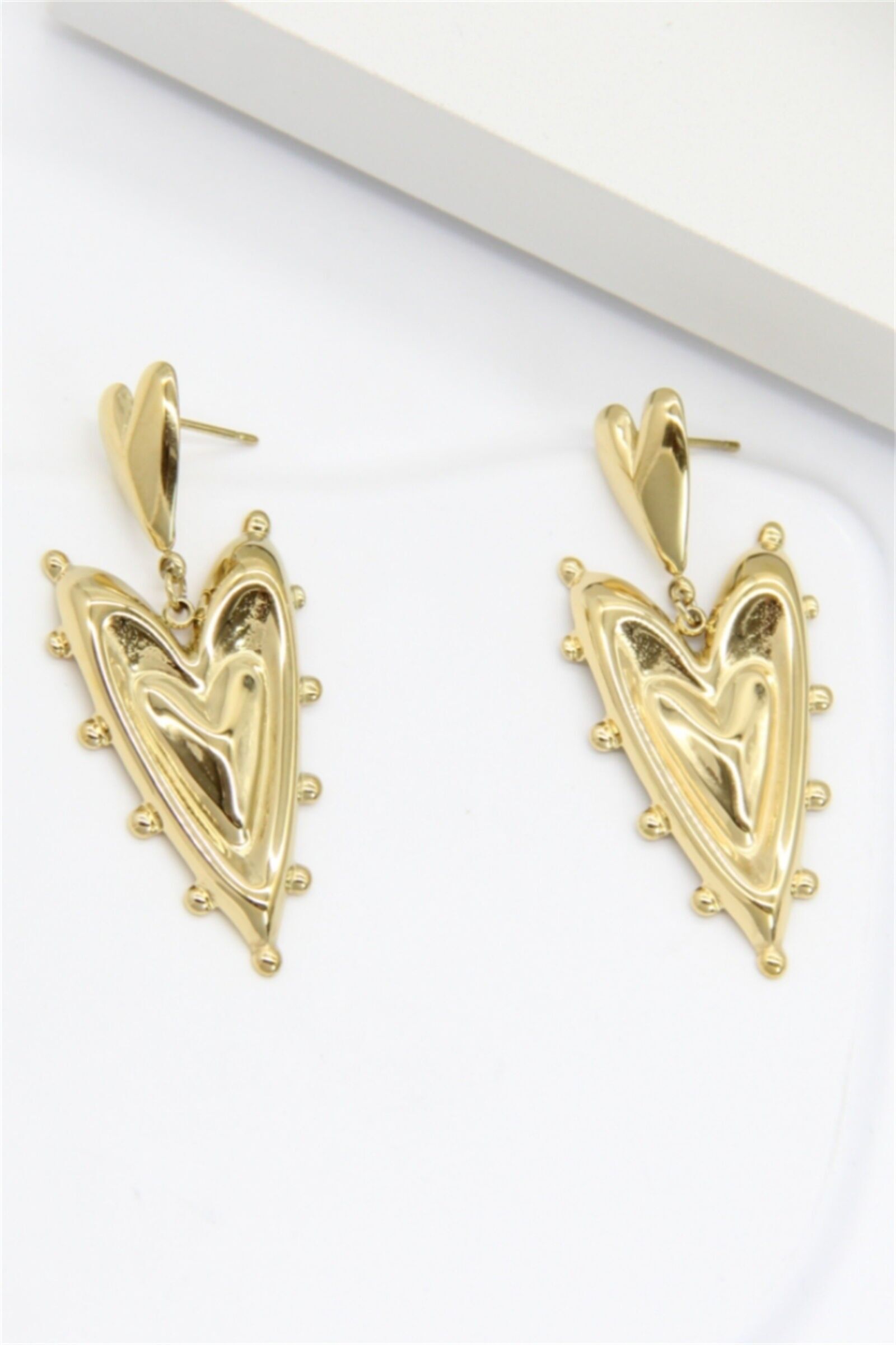 Lange, goldene Herzohrringe aus Edelstahl – Charme und Kühnheit