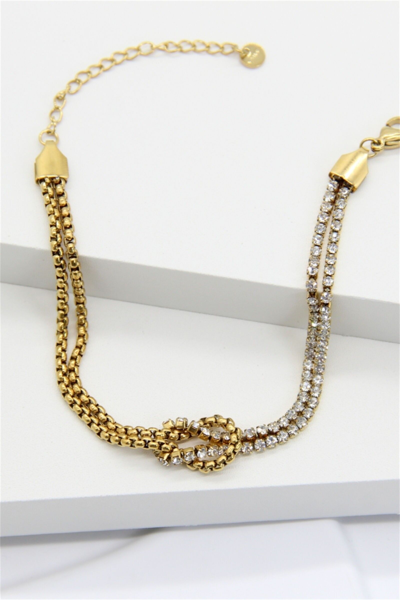 Goldfarbenes Edelstahlarmband mit Gliedern und Strasssteinen – Eleganz und Glanz