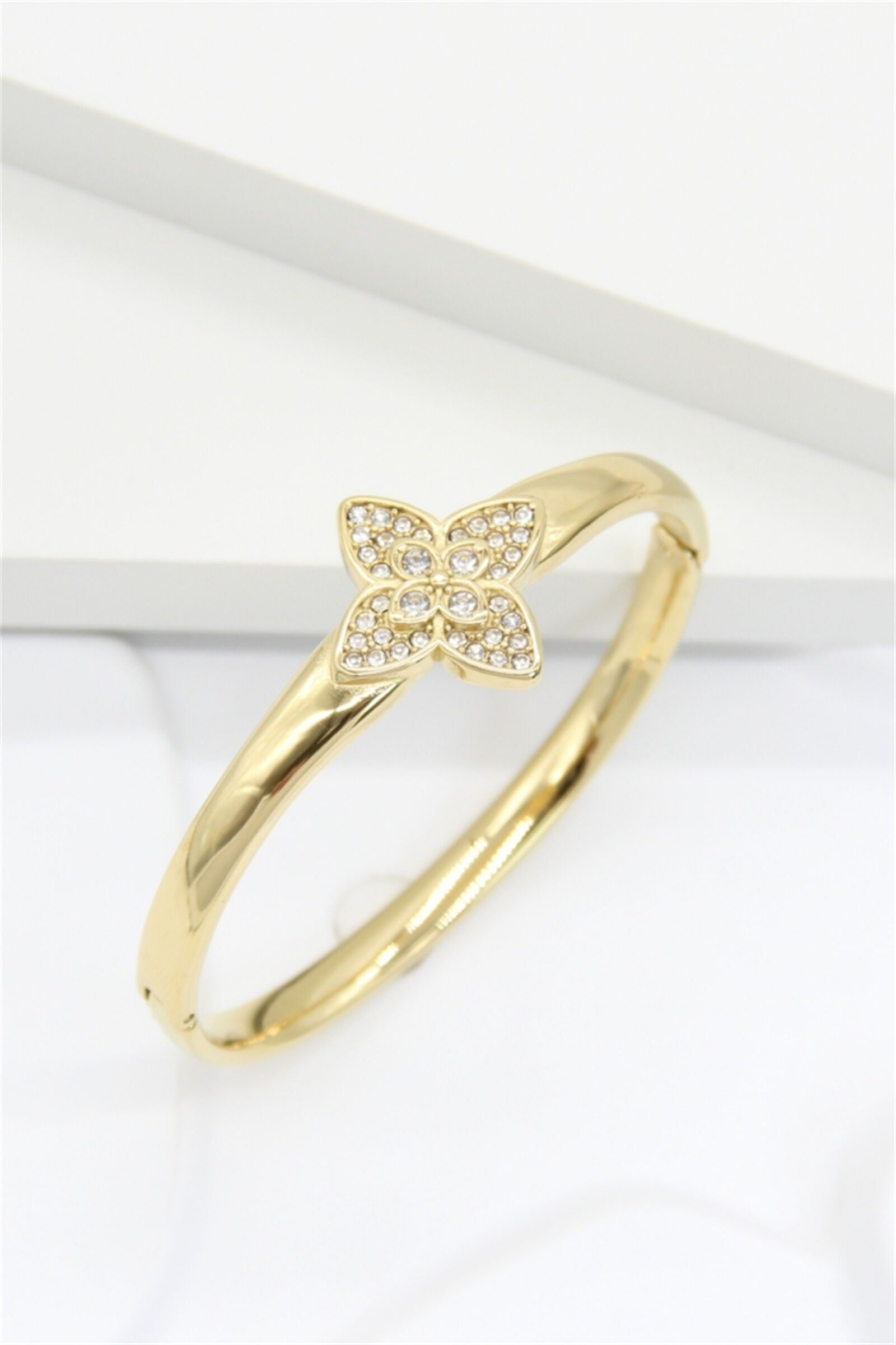 Armreif in Goldoptik mit Strassblume – Eleganz und Raffinesse aus Edelstahl