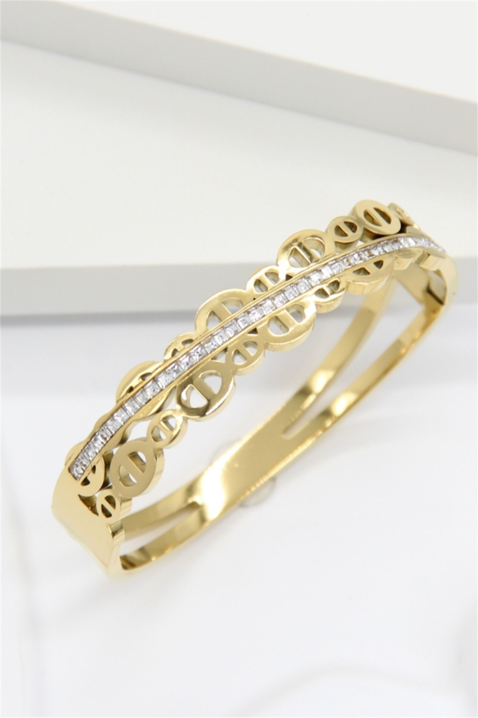 Goldfarbenes, durchbrochenes Armband mit Strasssteinen – Eleganz und Modernität in Edelstahl