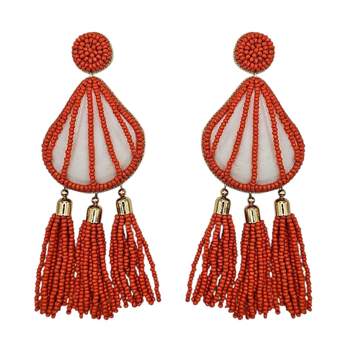 ORECCHINI A PENDENTE CON PERLINE DI CORALLO E NAPPINE