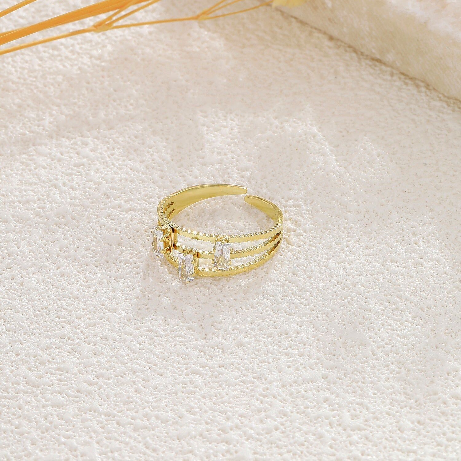 Anello regolabile in oro con tre rami e strass intarsiati