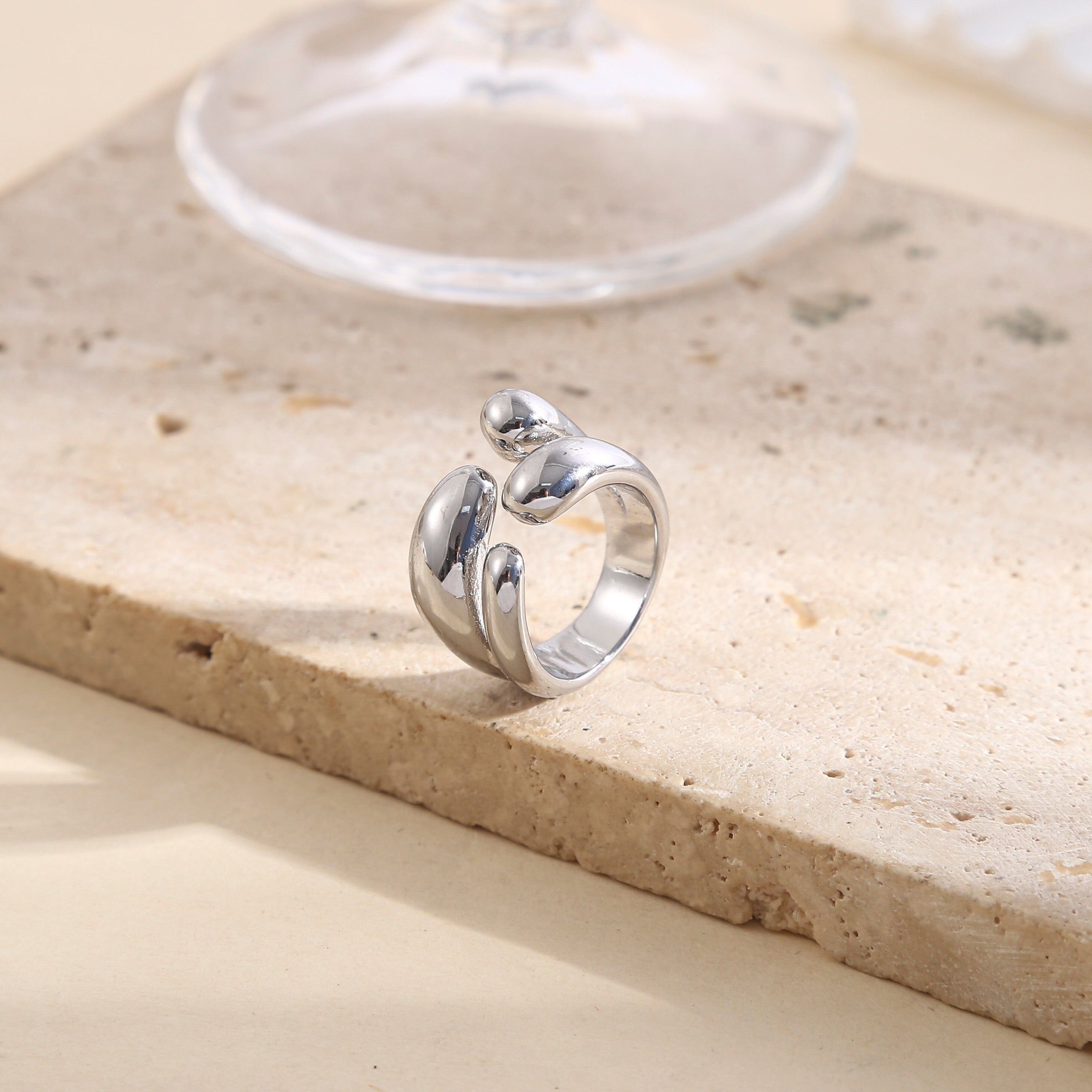 Anello nocca in argento a doppio ramo con apertura frontale