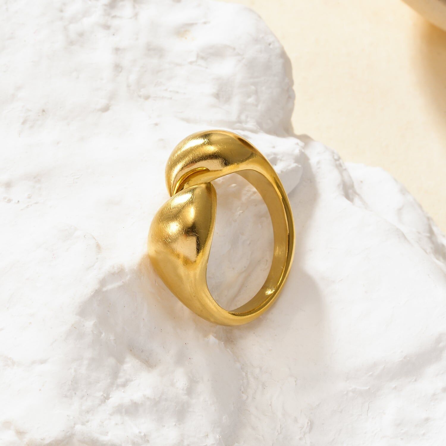 Anello regolabile in oro con apertura frontale e motivo geometrico