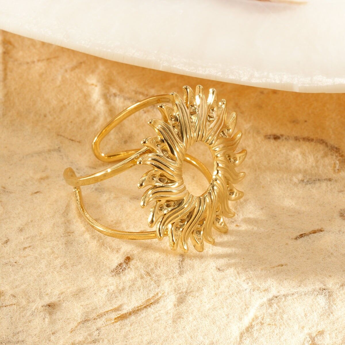 Anello regolabile in oro con doppio ramo, grande raggio di sole testurizzato