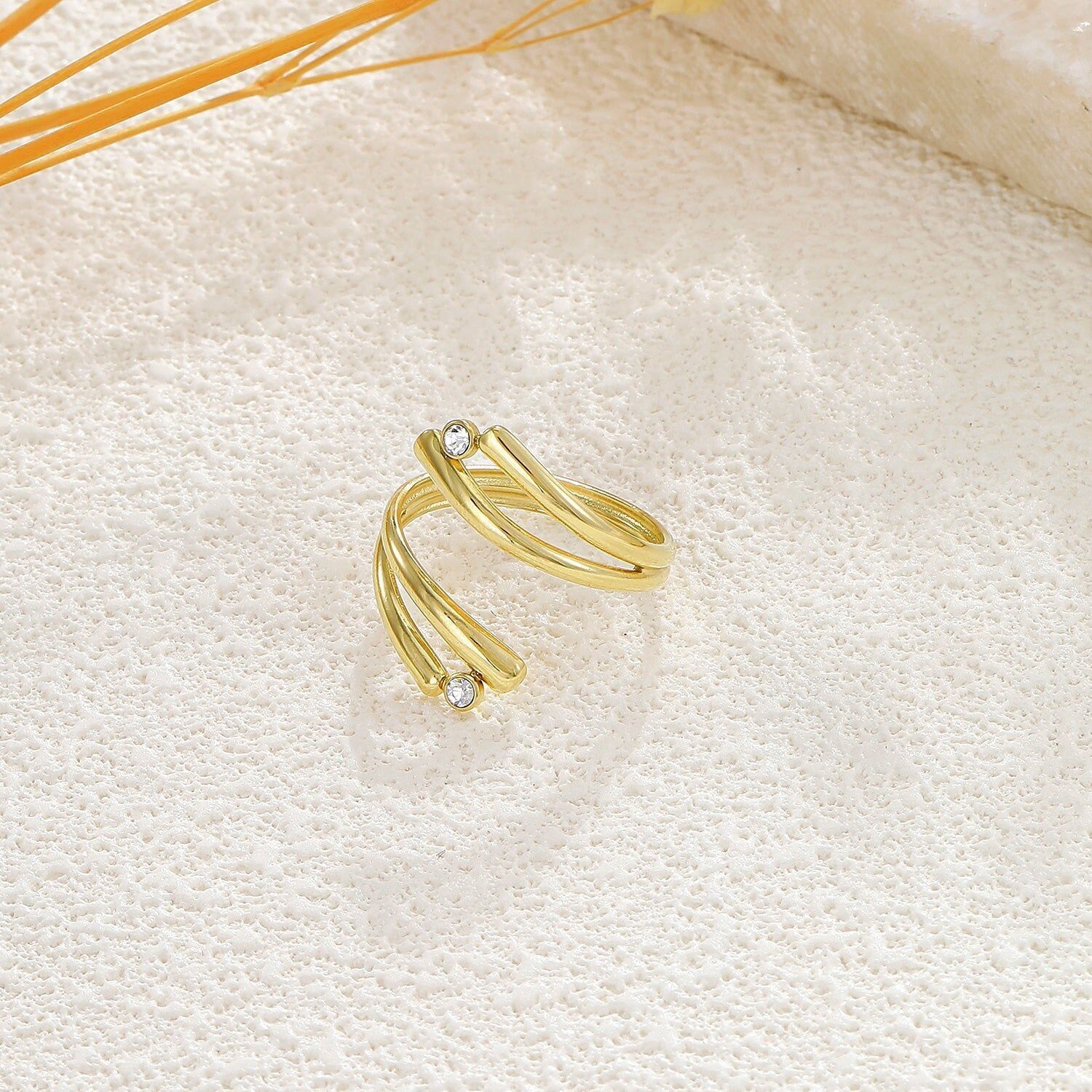 Anello regolabile in oro con apertura frontale e doppi rami, strass rotondi