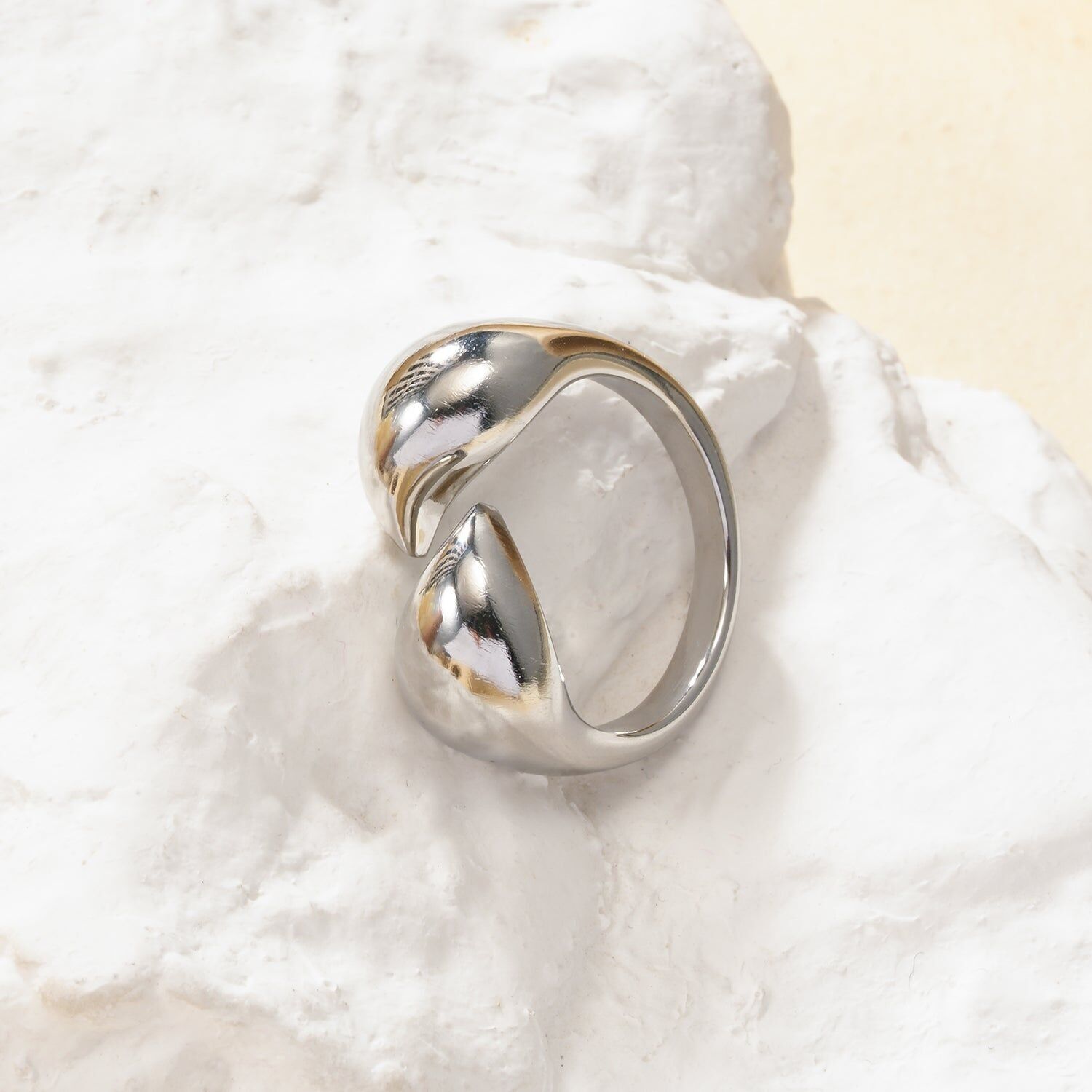 Anello regolabile in argento con apertura frontale e motivo geometrico