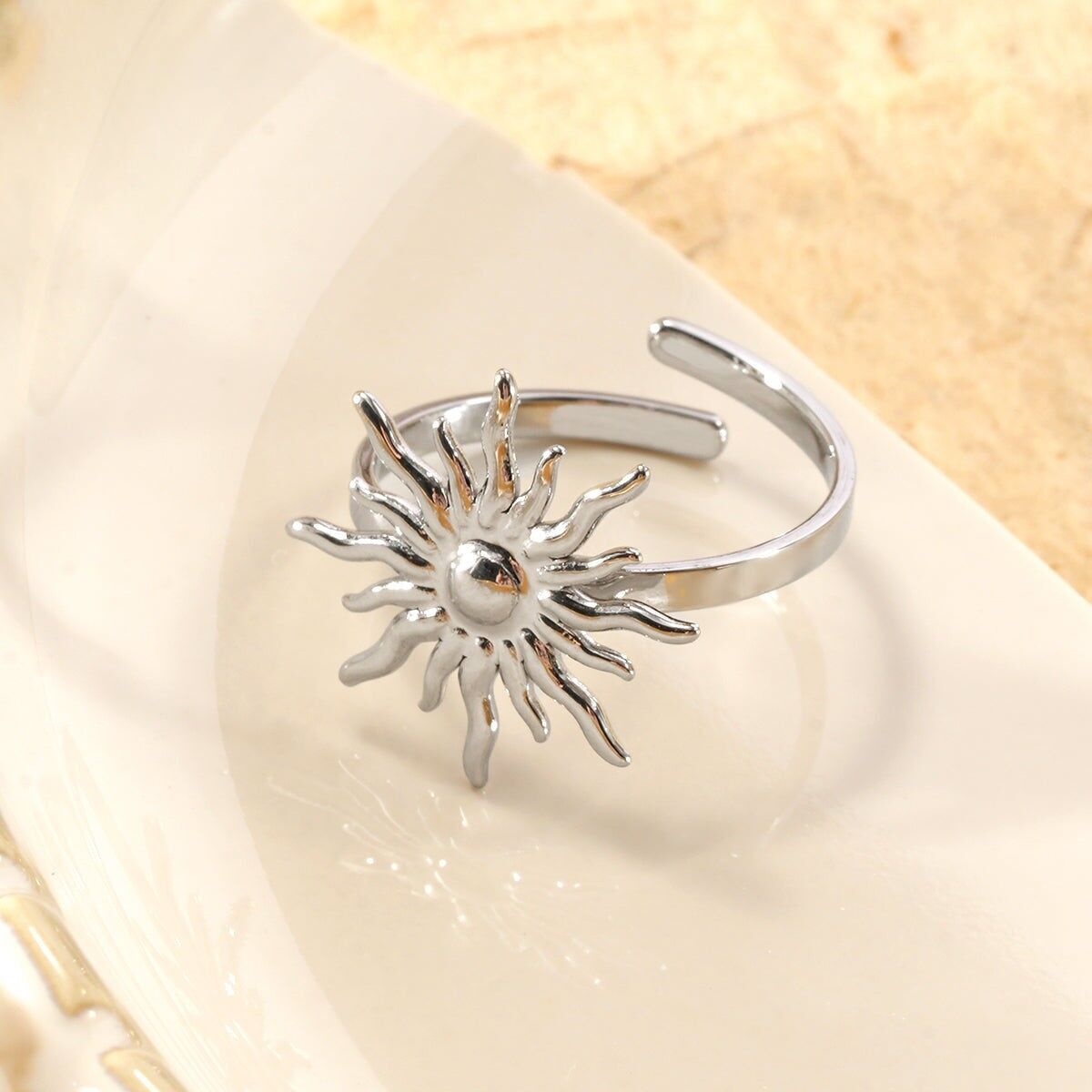 Anello sottile regolabile color argento con motivo a sole raggiante