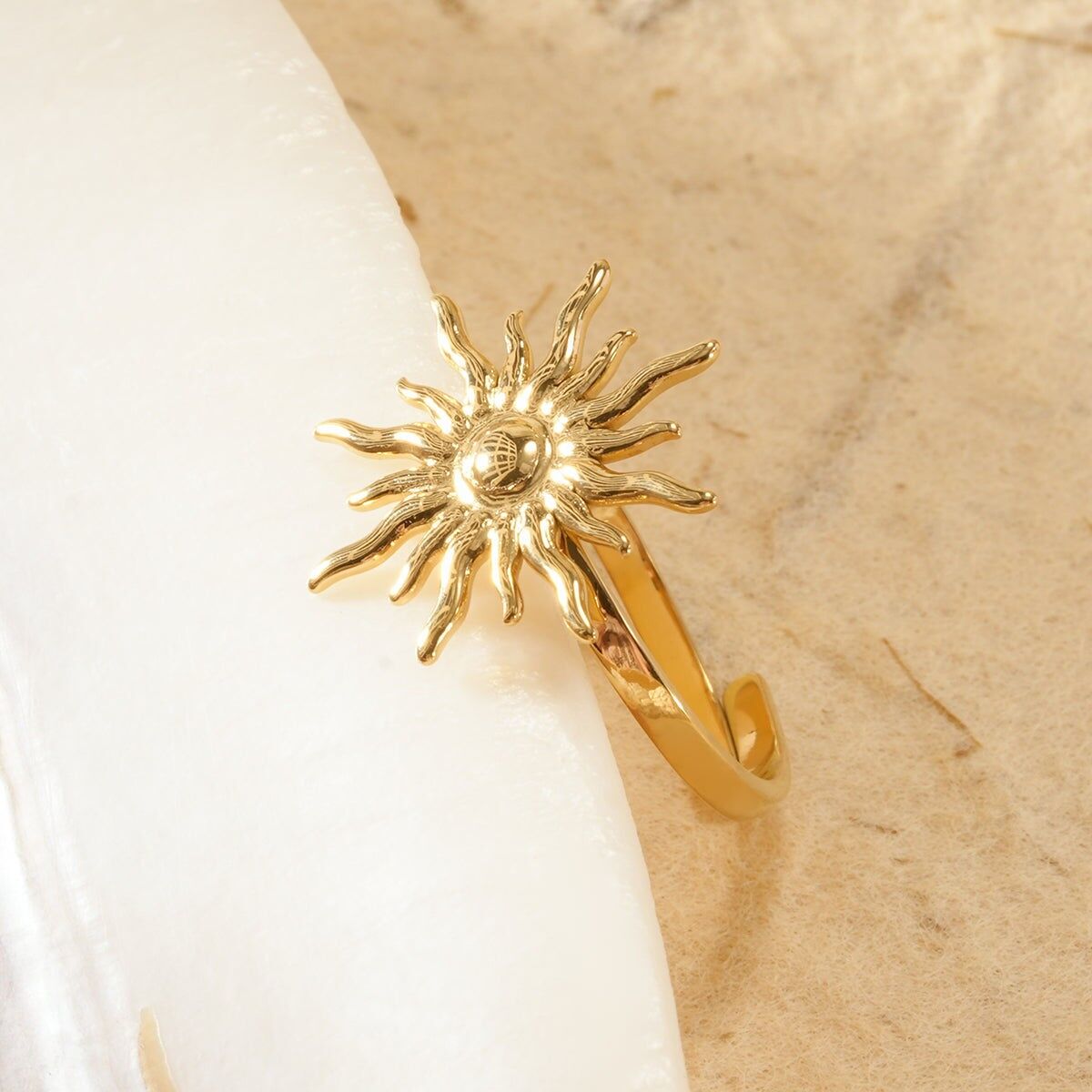 Anello sottile regolabile color oro con motivo a sole raggiante