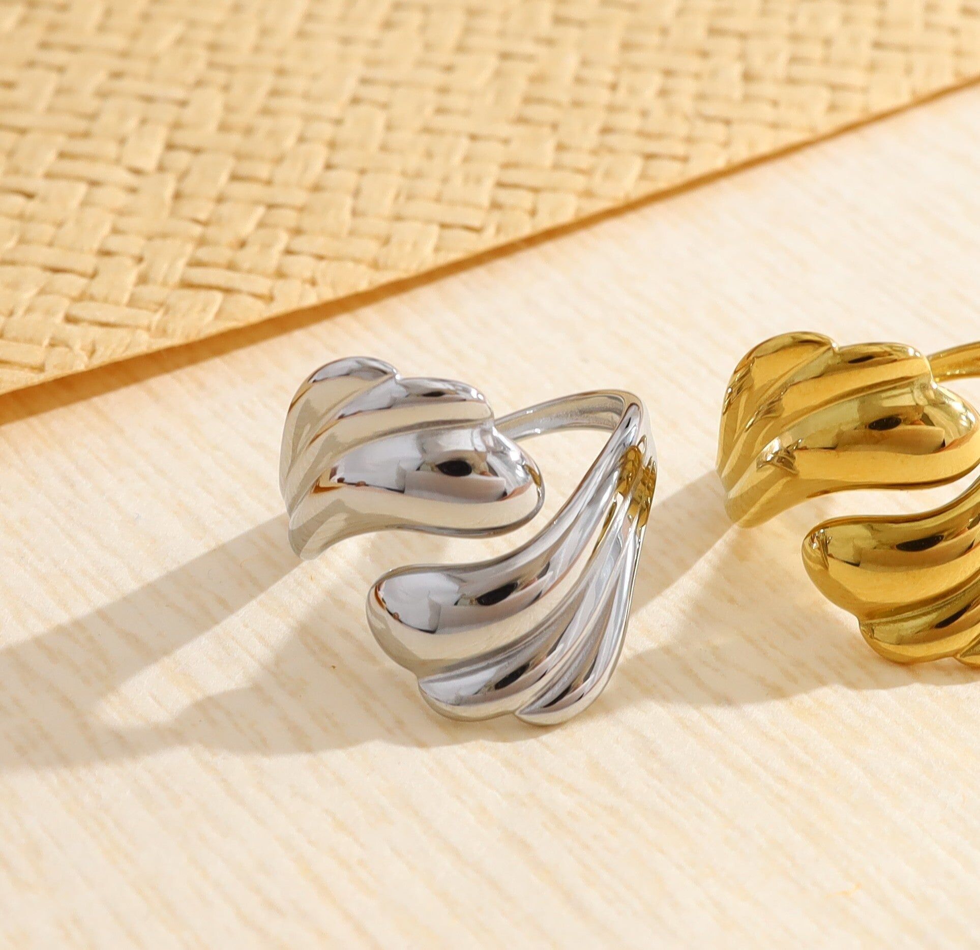 Anello regolabile in argento con apertura frontale e motivo a onde