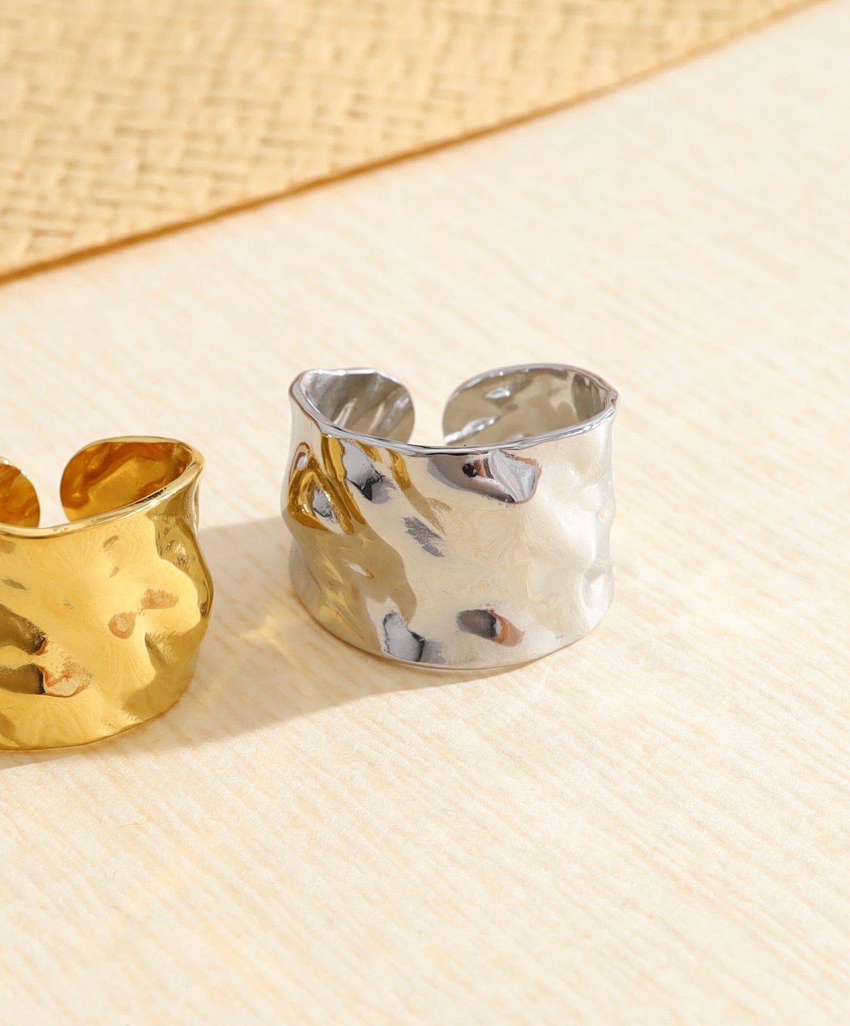 Anello largo in argento con effetto onda martellata