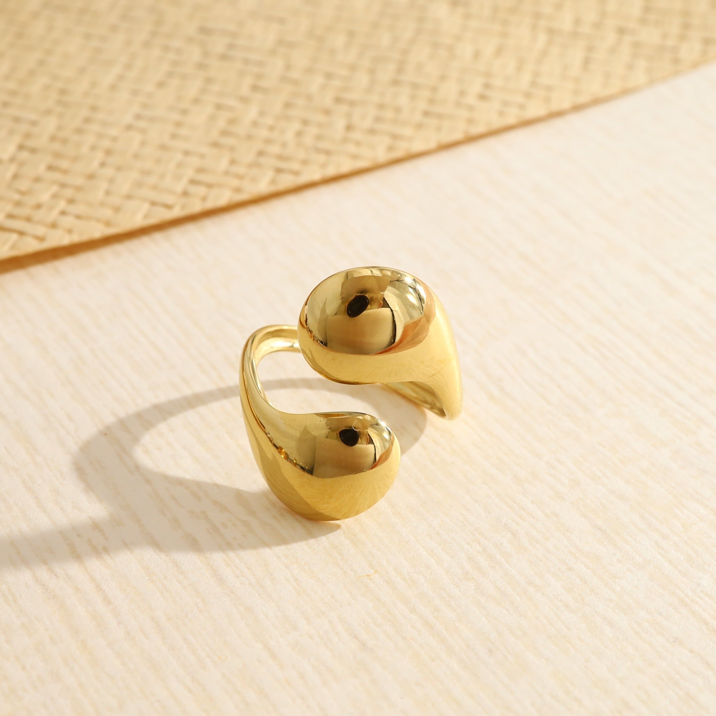 Anello regolabile in oro con apertura frontale e motivi bombati