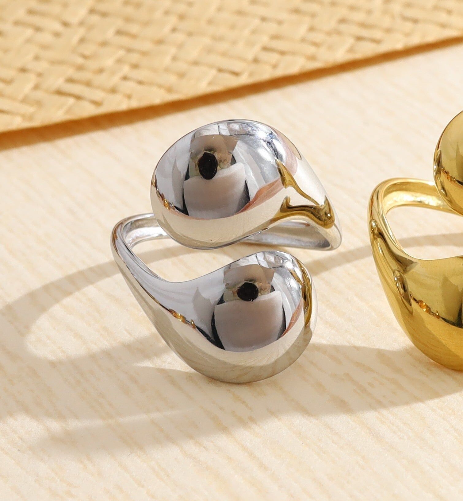 Anello regolabile in argento con apertura frontale e motivi bombati