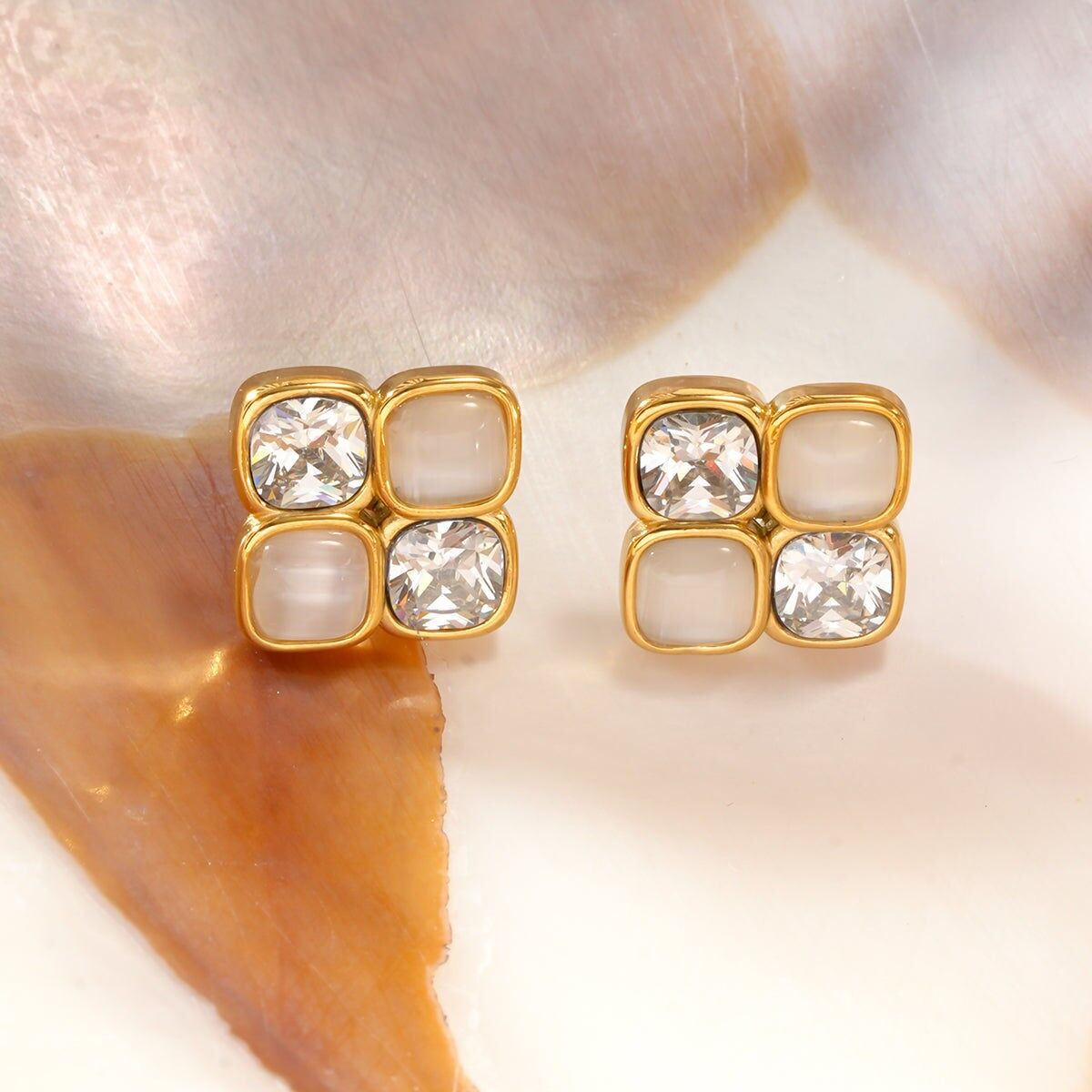 Orecchini a bottone in oro con forma a diamante, strass e pietre