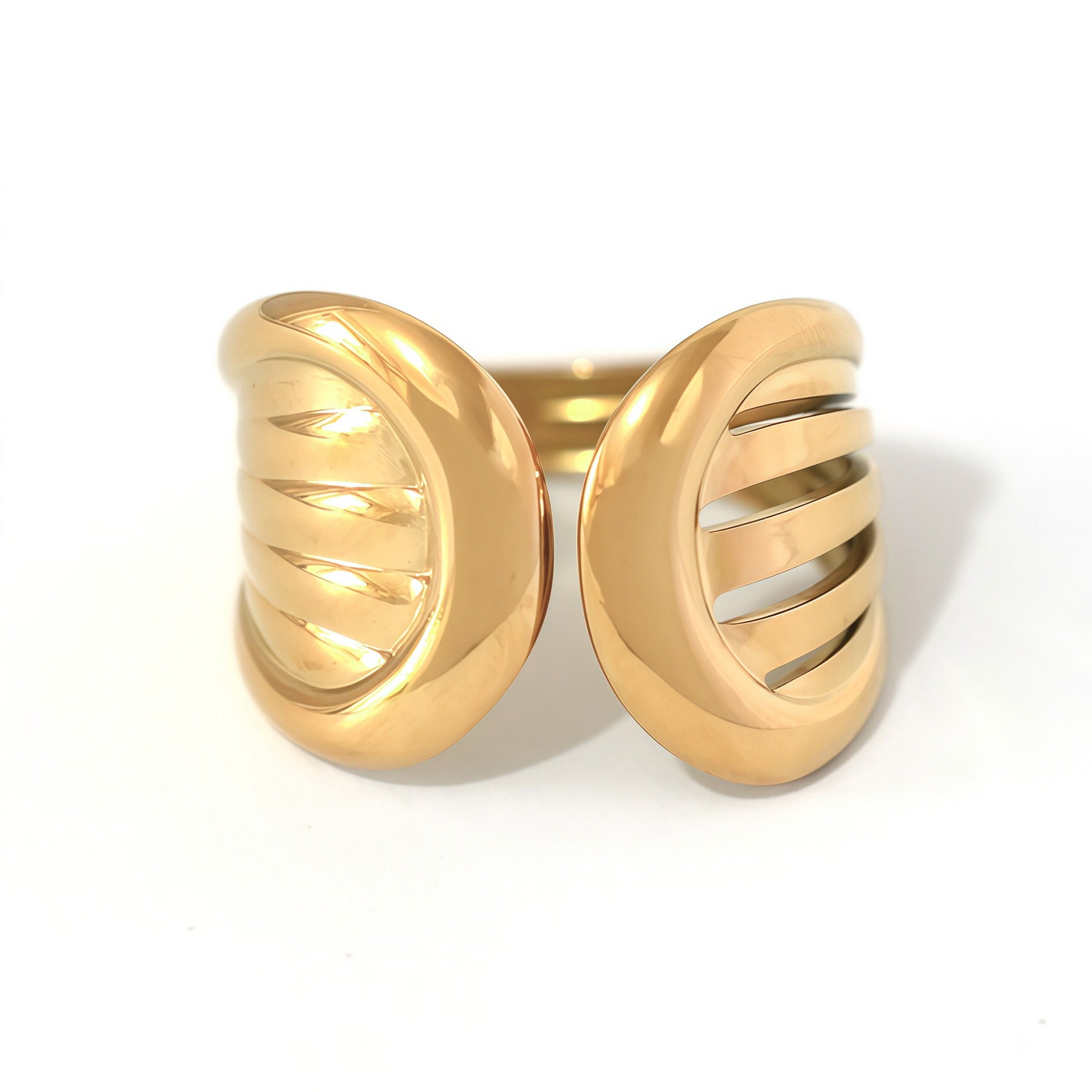 Anello regolabile placcato oro con apertura frontale e scanalature oblique lucidate