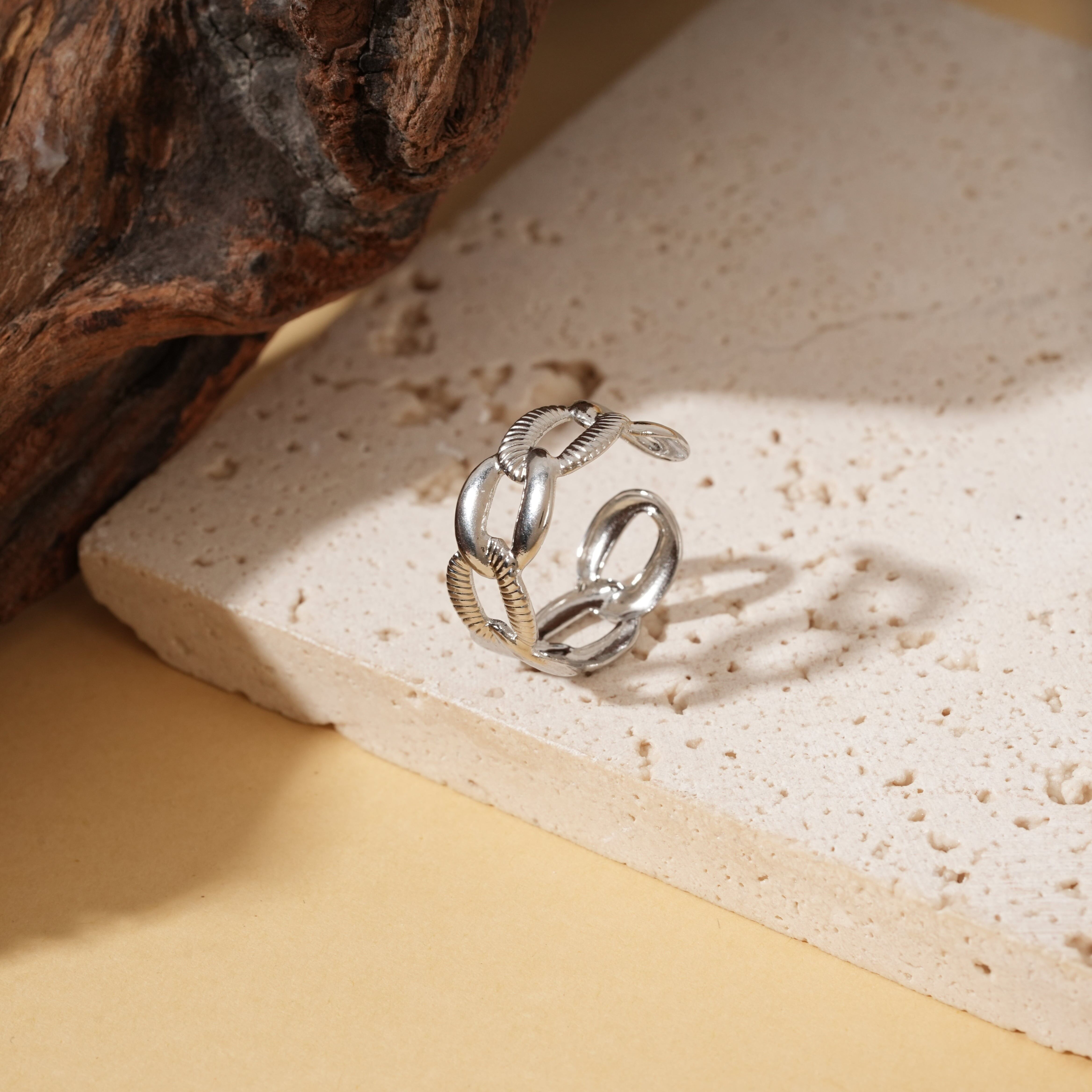 Anello regolabile in argento con catena alternata liscia e testurizzata