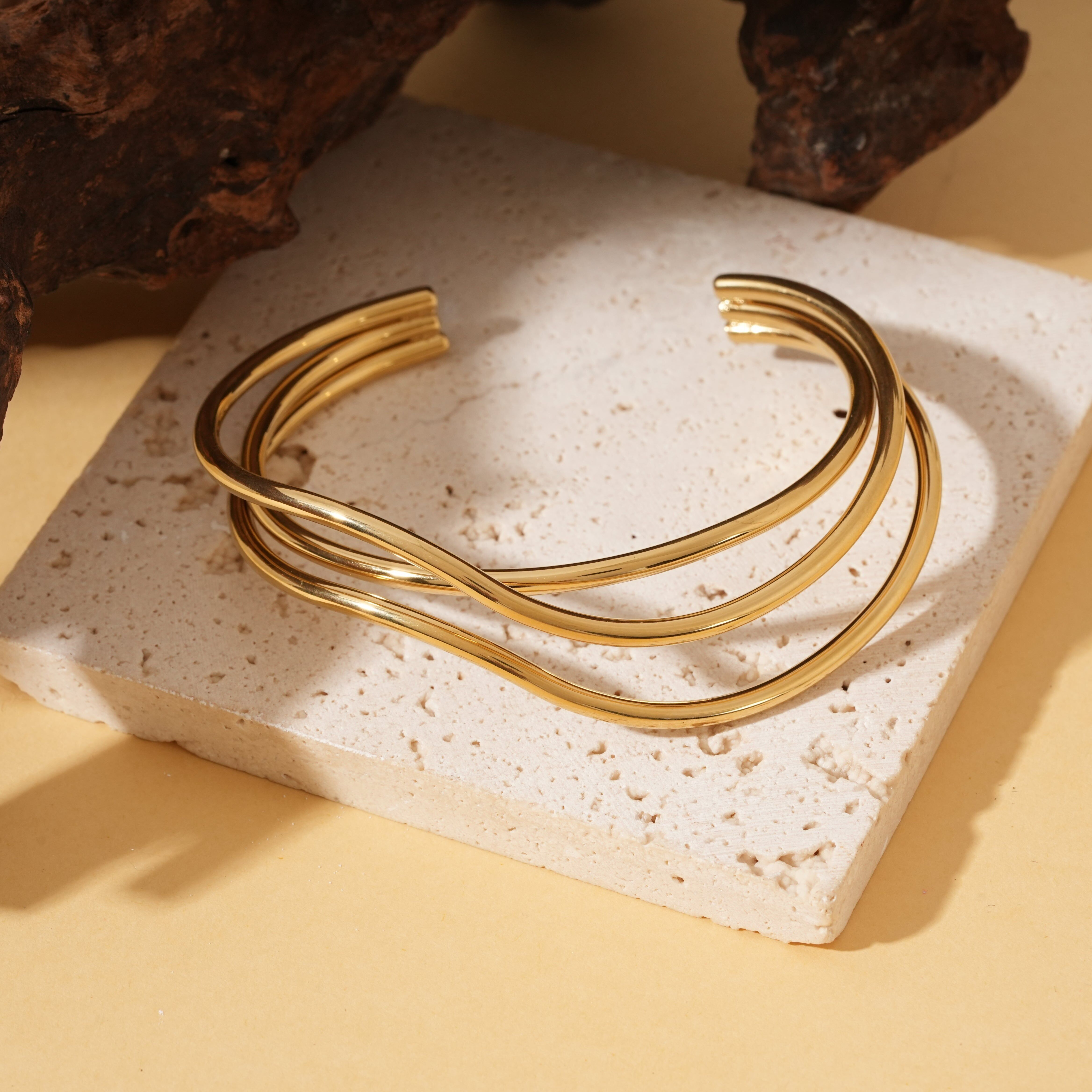 Bracciale rigido in oro con linee incrociate
