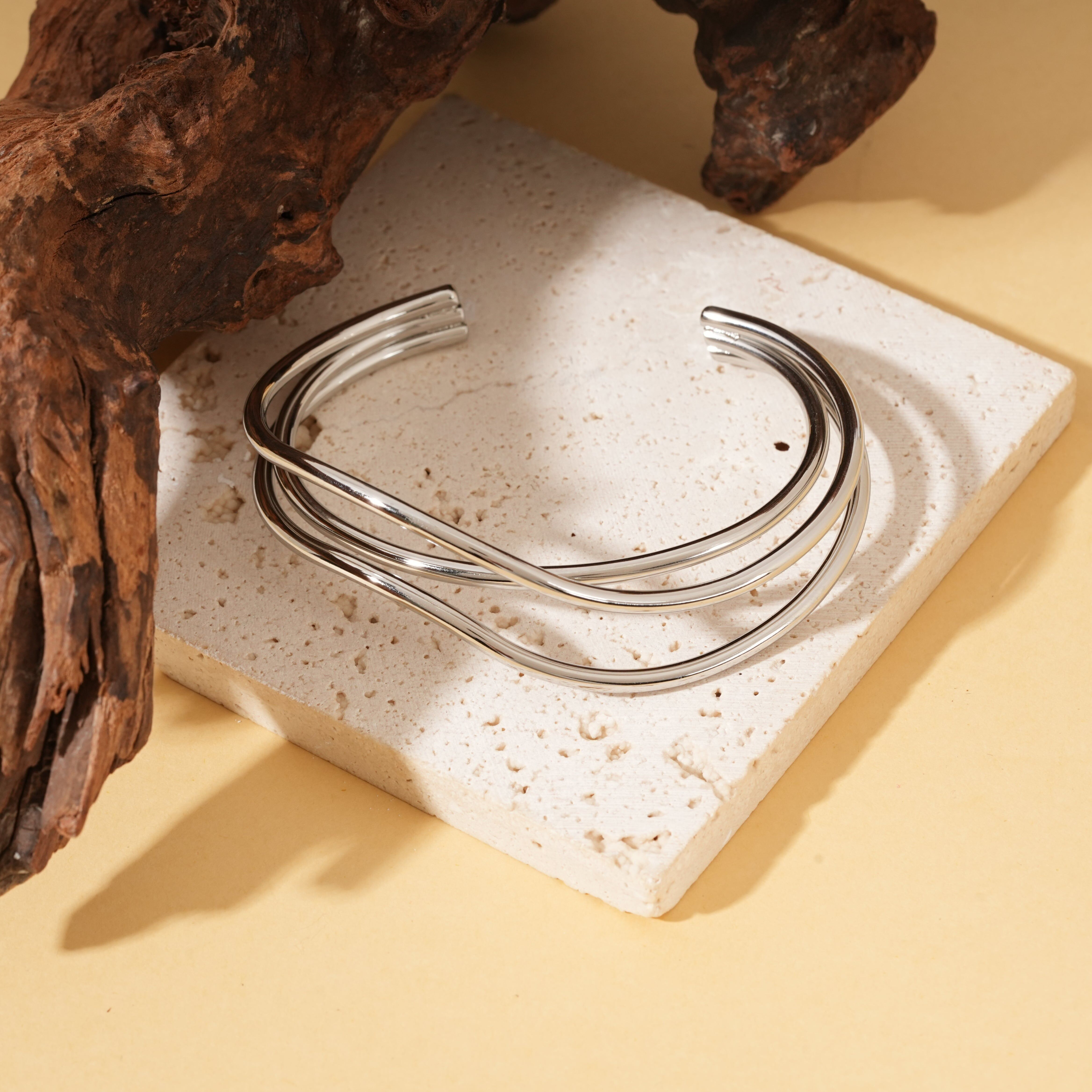 Bracciale rigido in argento con linee incrociate