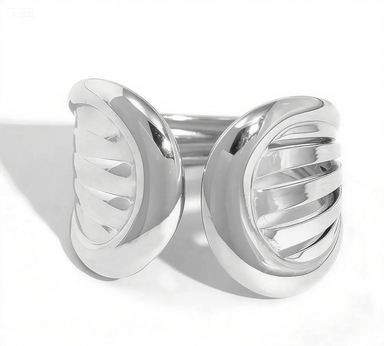 Anello regolabile in argento con apertura frontale e scanalature oblique lucide