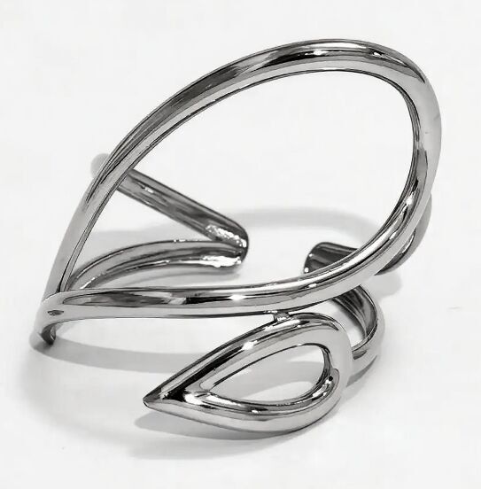 Anello regolabile in argento con motivo a foglia traforata