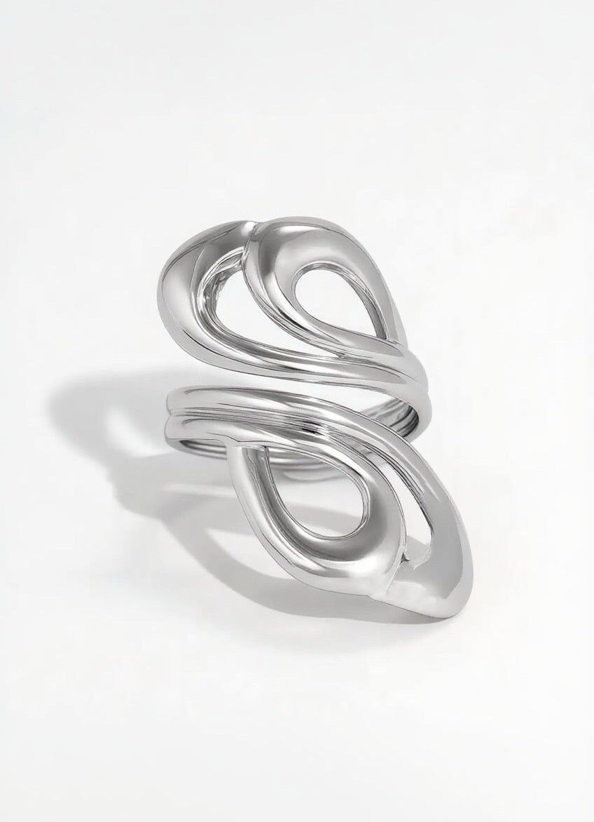 Anello regolabile in argento con motivo traforato e petali intrecciati