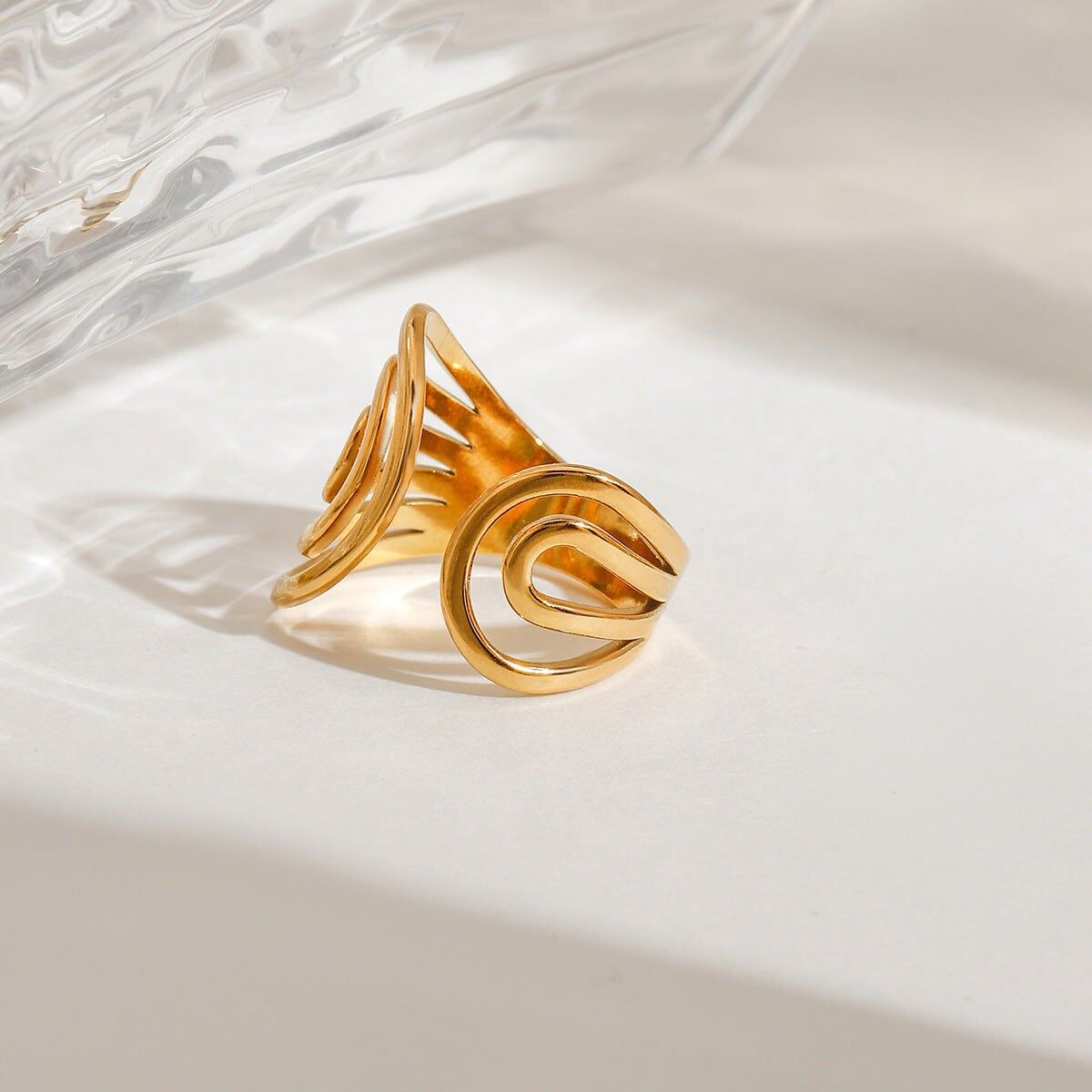 Anello in oro con frontale traforato regolabile e design a doppia onda