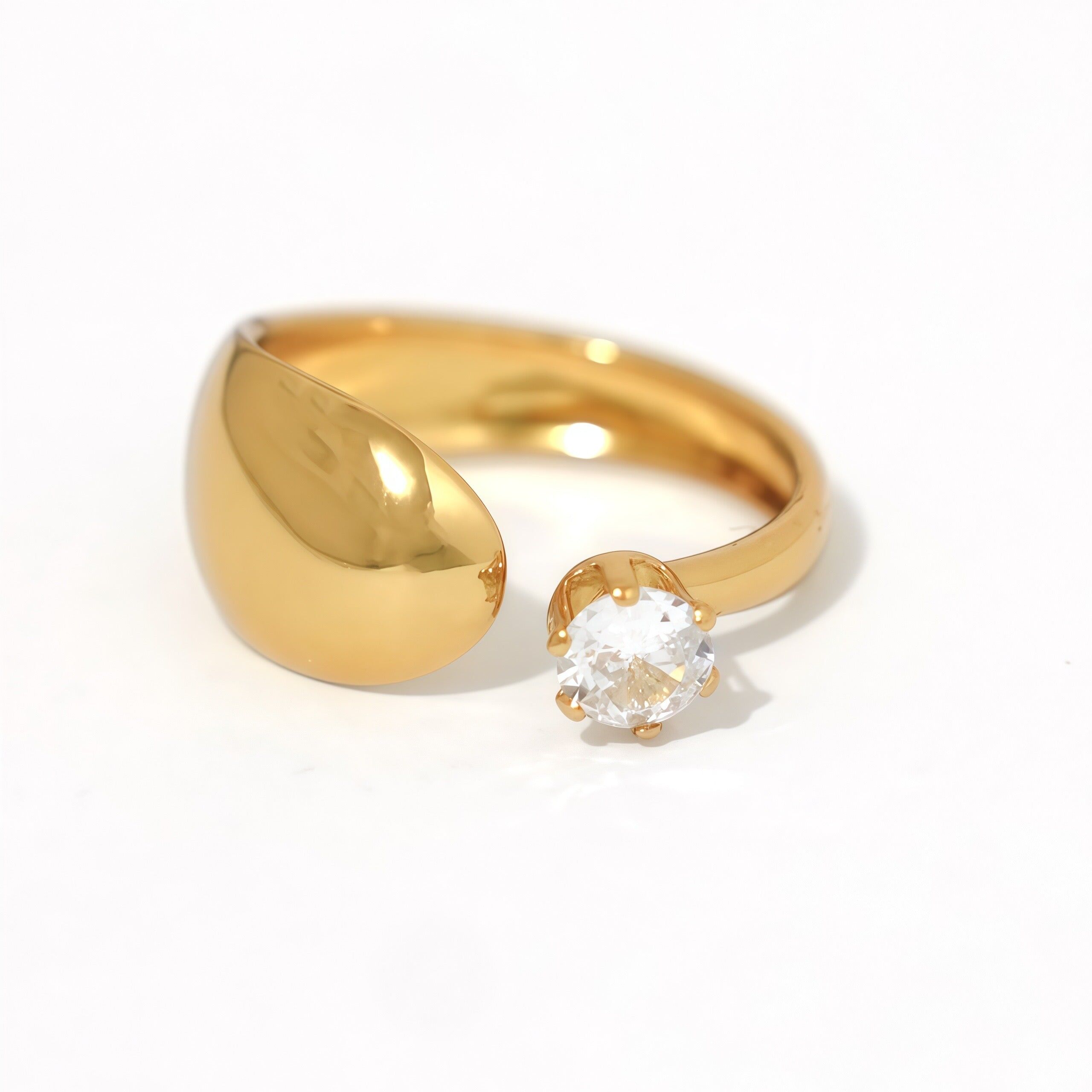 Anello regolabile in oro con apertura frontale, strass e finitura liscia bombata