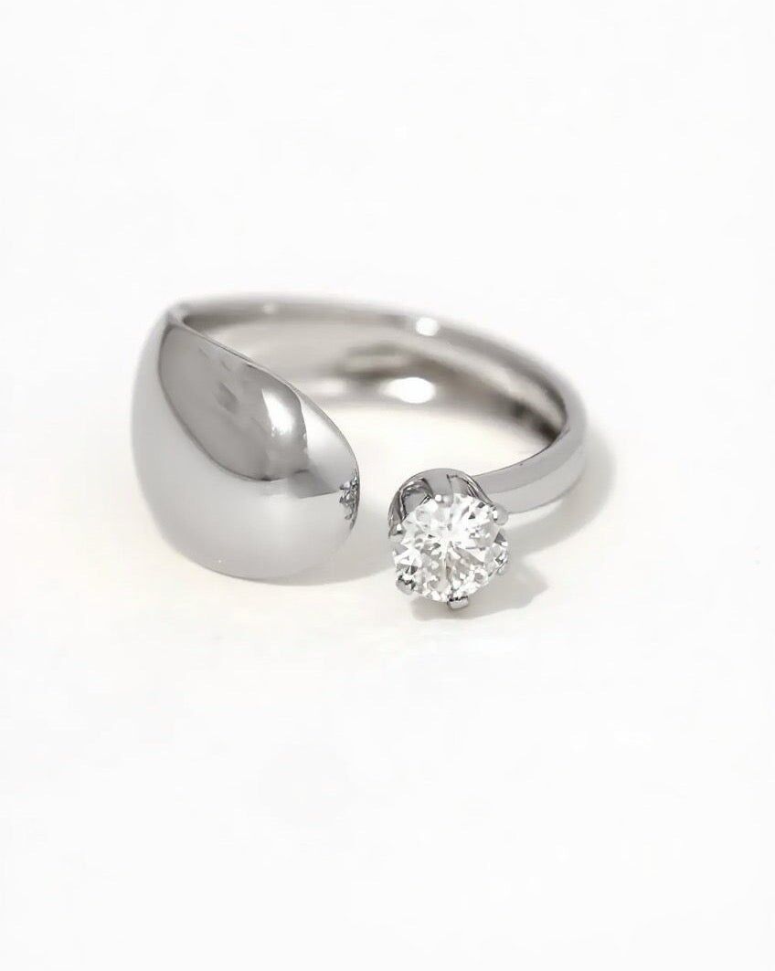 Anello regolabile in argento con apertura frontale, strass e finitura liscia bombata