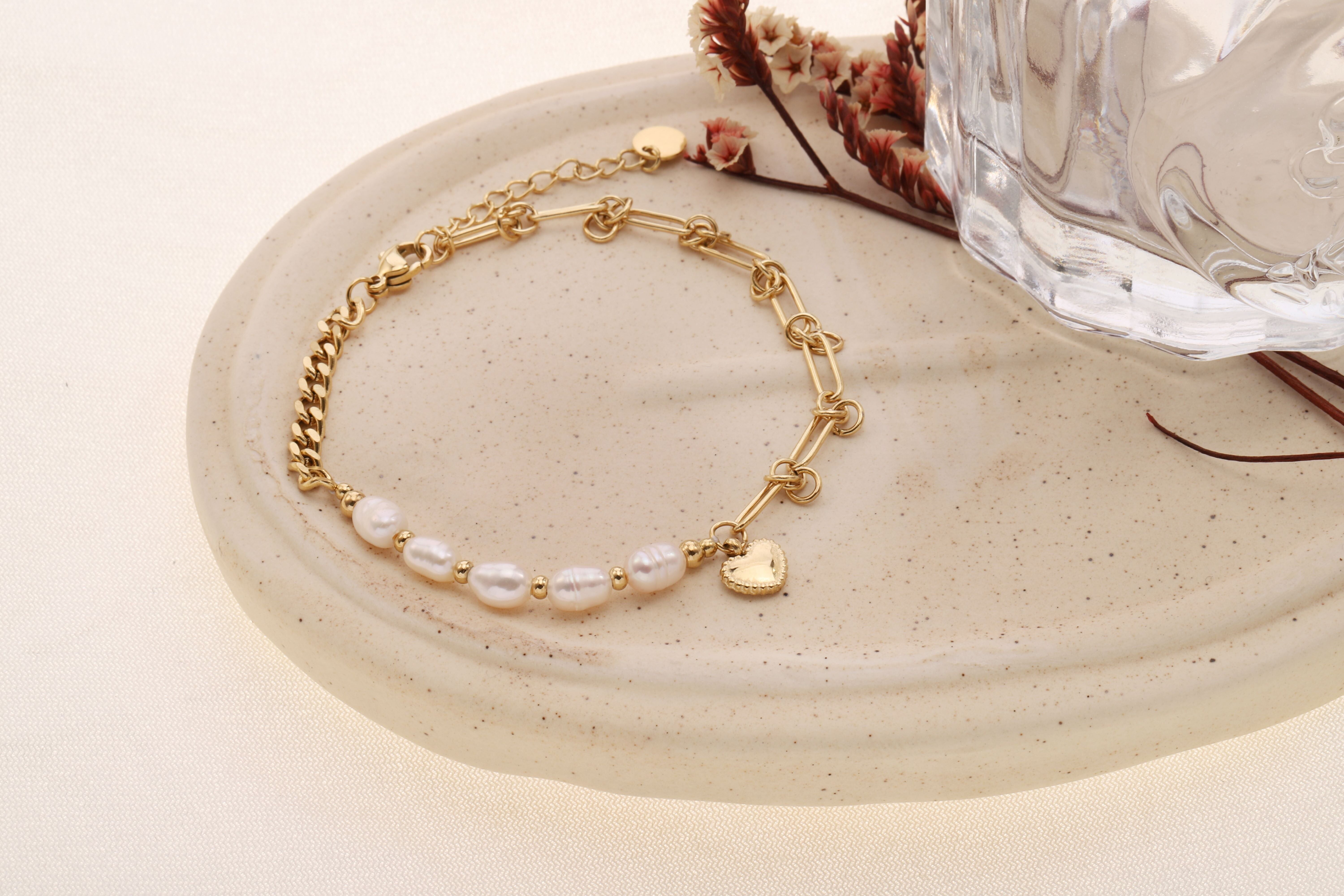 Bracciale con maglie e perline in oro e ciondolo a cuore