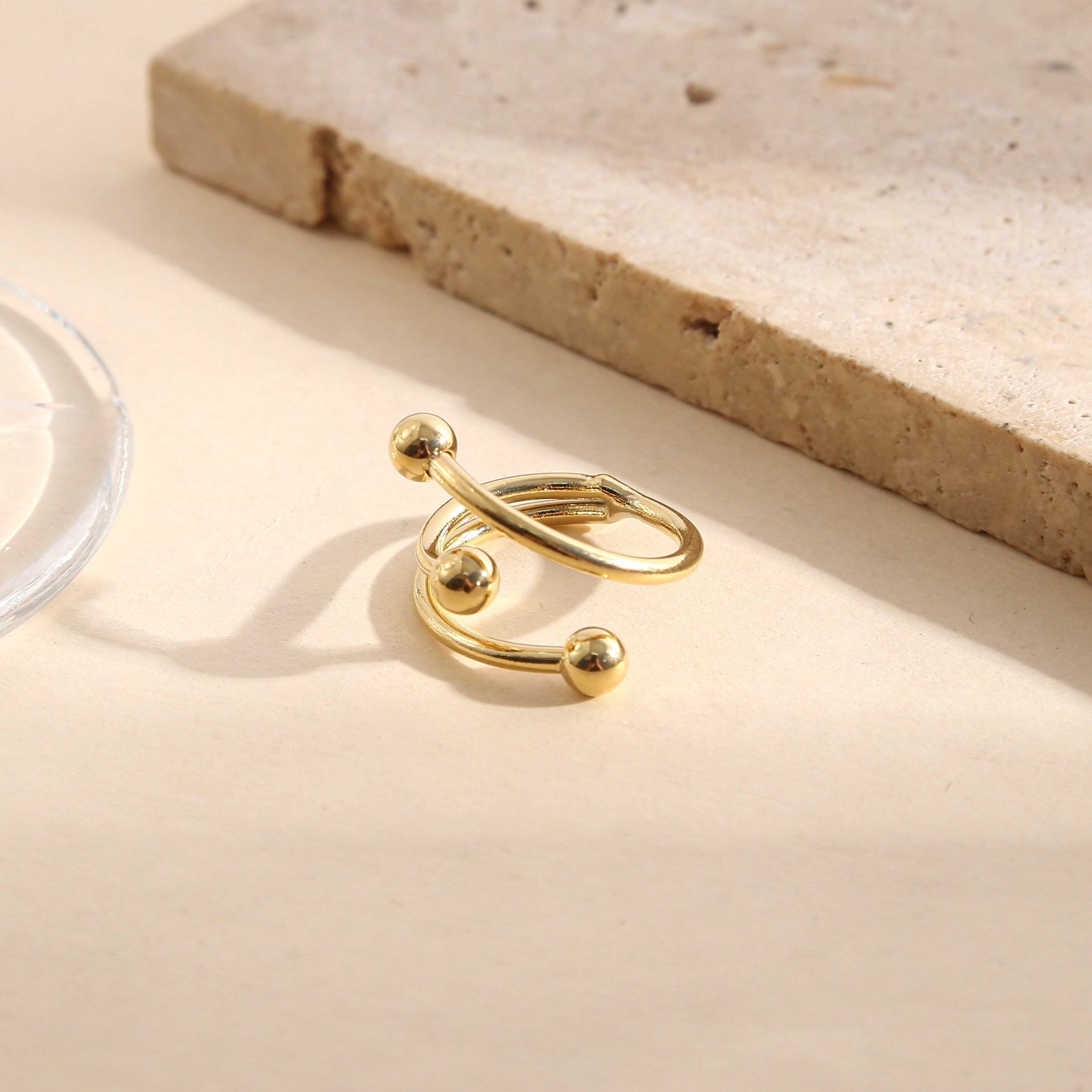 Anello regolabile in oro con apertura frontale e anello a doppia sfera