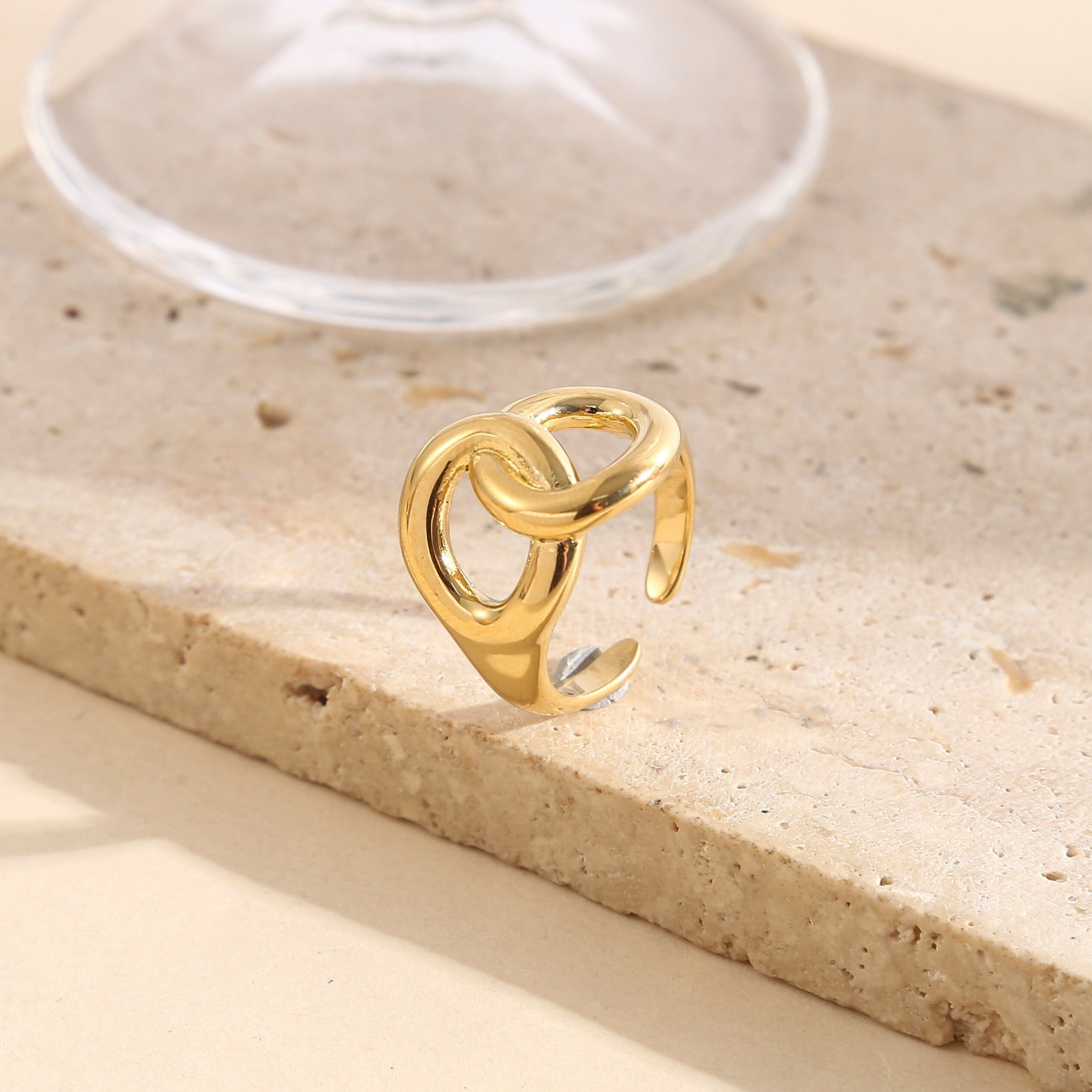 Anello in oro con ovali lisci e intrecciati