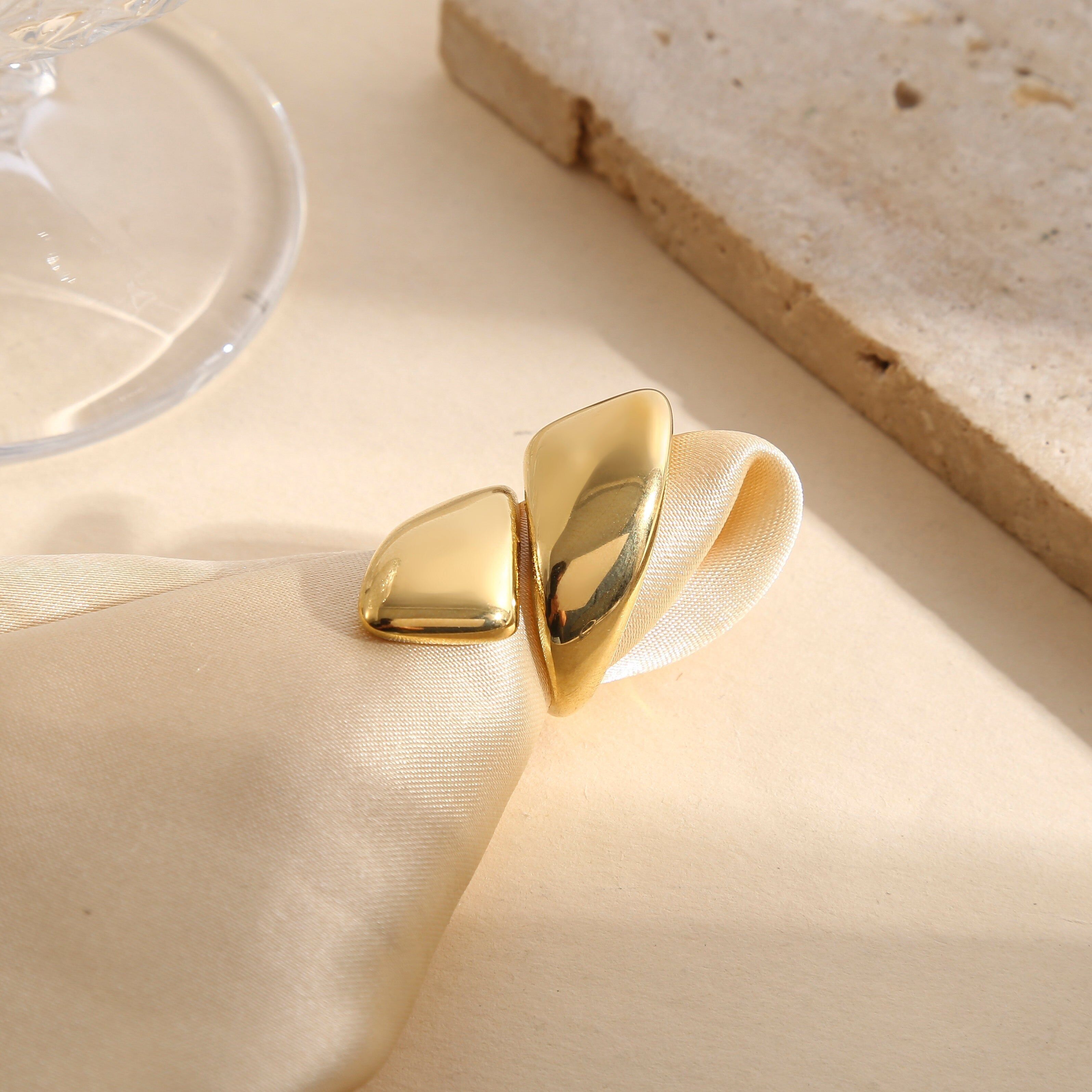 Anello regolabile in oro con apertura frontale asimmetrica