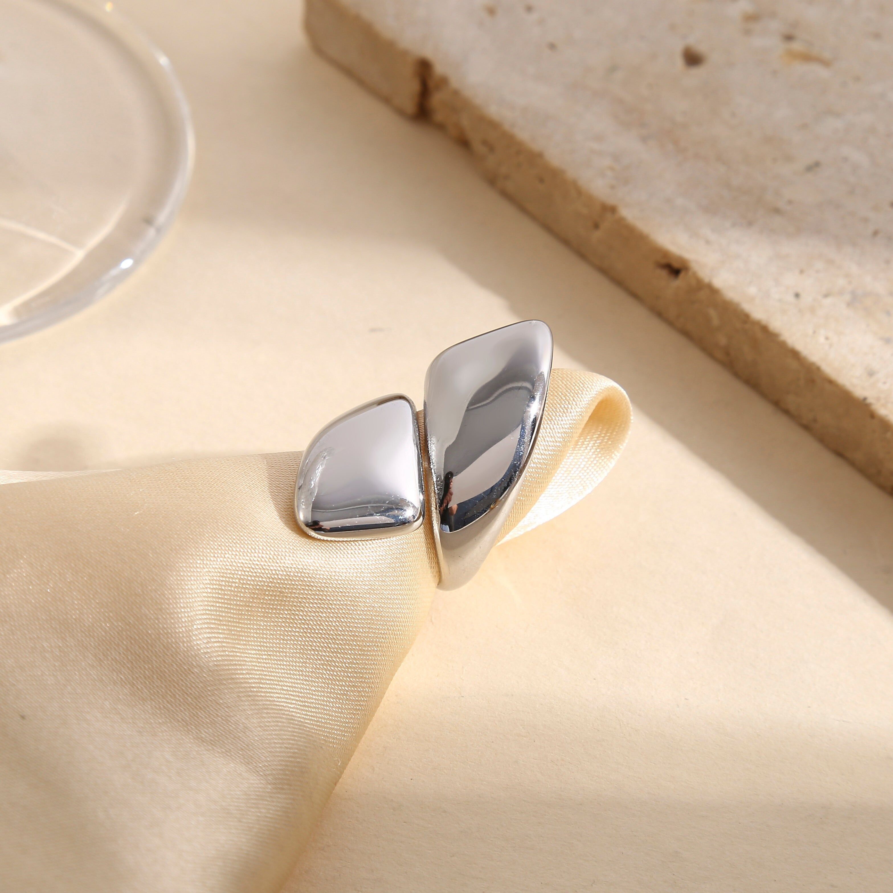 Anello regolabile in argento con apertura frontale asimmetrica