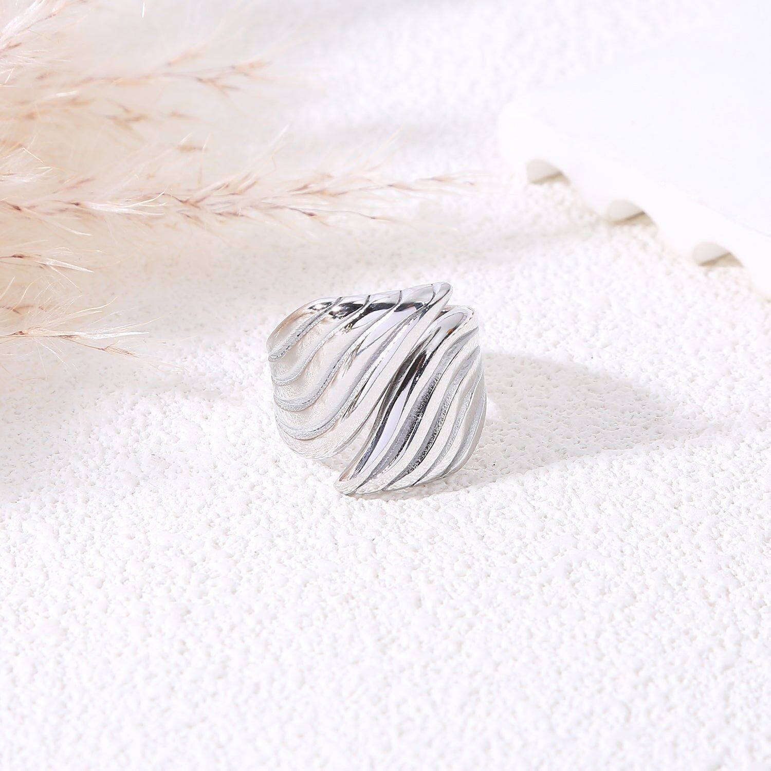 Anello in argento con rilievo ondulato