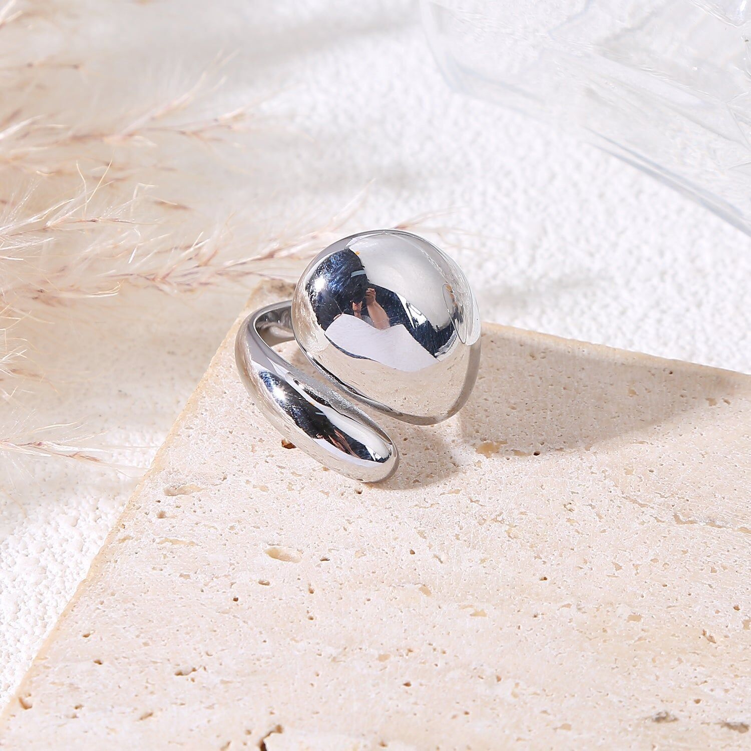 Anello in argento liscio a forma di lacrima bombata