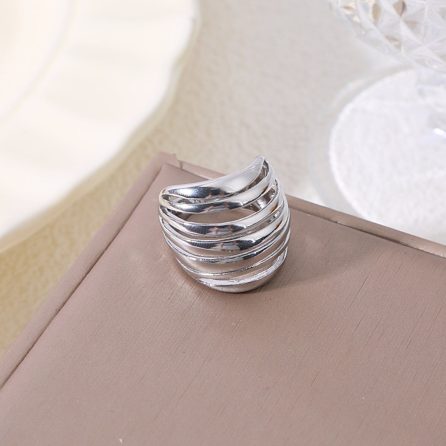 Anello bombato in argento con motivo traforato e 7 rami lisci