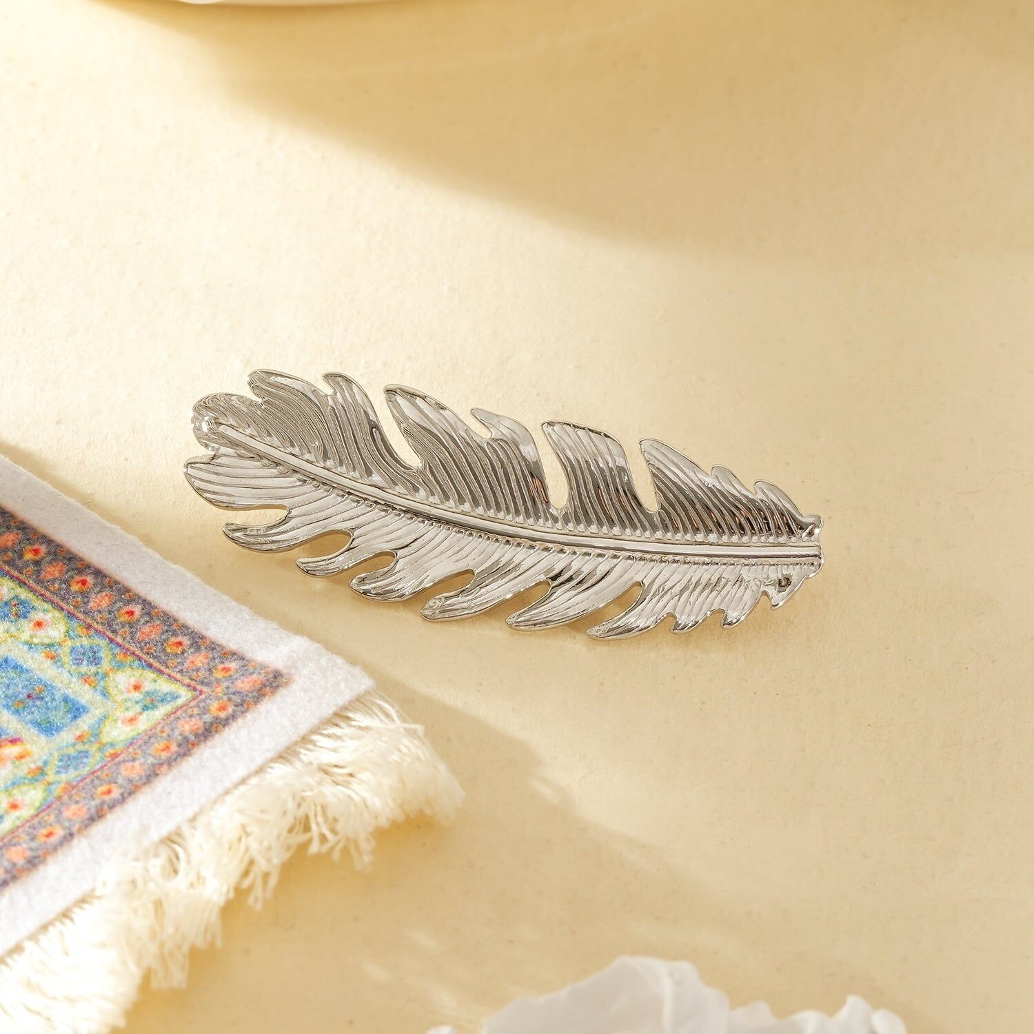 Spilla in argento con piuma testurizzata