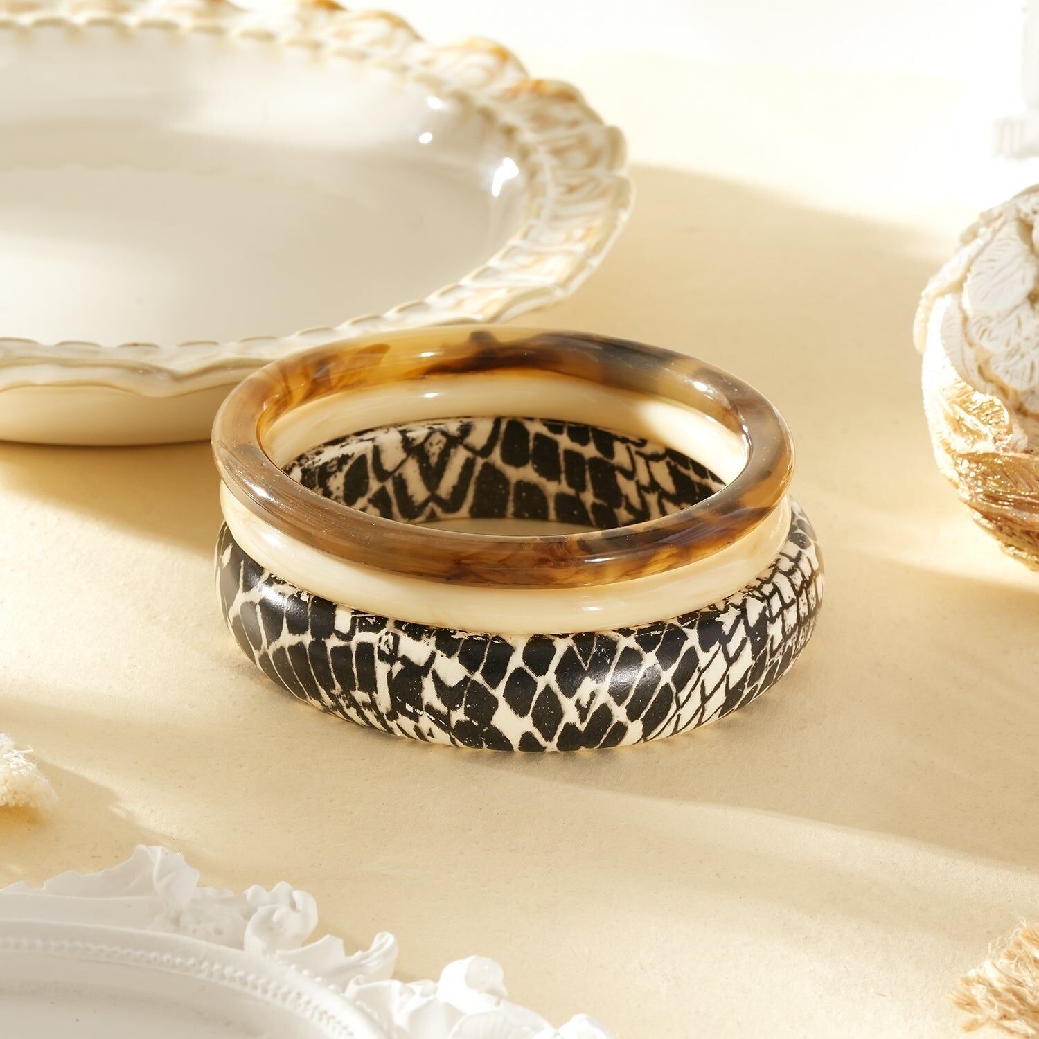 Set di 3 braccialetti rigidi in resina con motivo a serpente bianco e nero