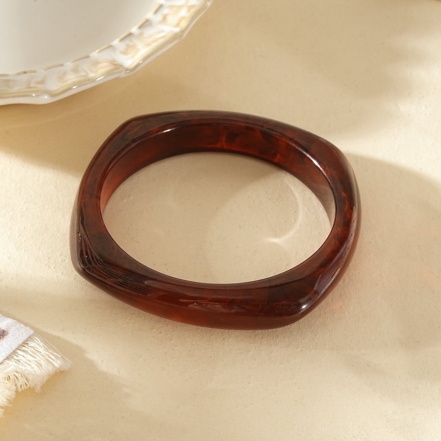 Bracciale rigido marrone marmorizzato, forma quadrata arrotondata, resina