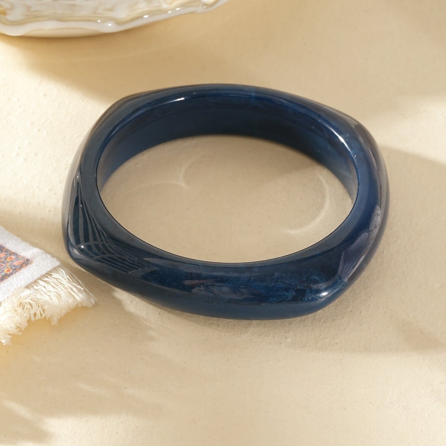 Bracciale rigido blu marmorizzato, forma quadrata arrotondata, resina